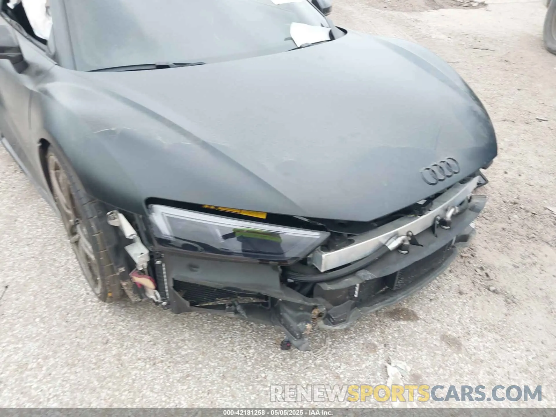 18 Photograph of a damaged car WUAKBAFX9L7900309 AUDI R8 2020