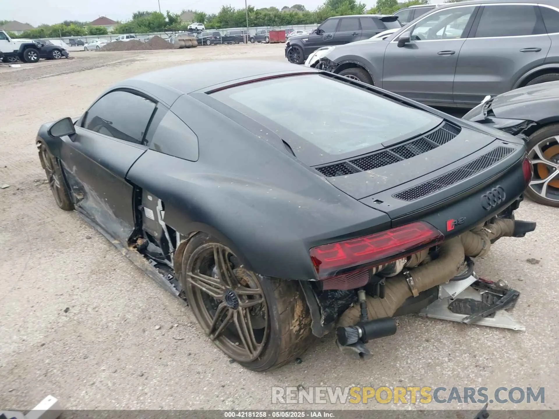 3 Photograph of a damaged car WUAKBAFX9L7900309 AUDI R8 2020
