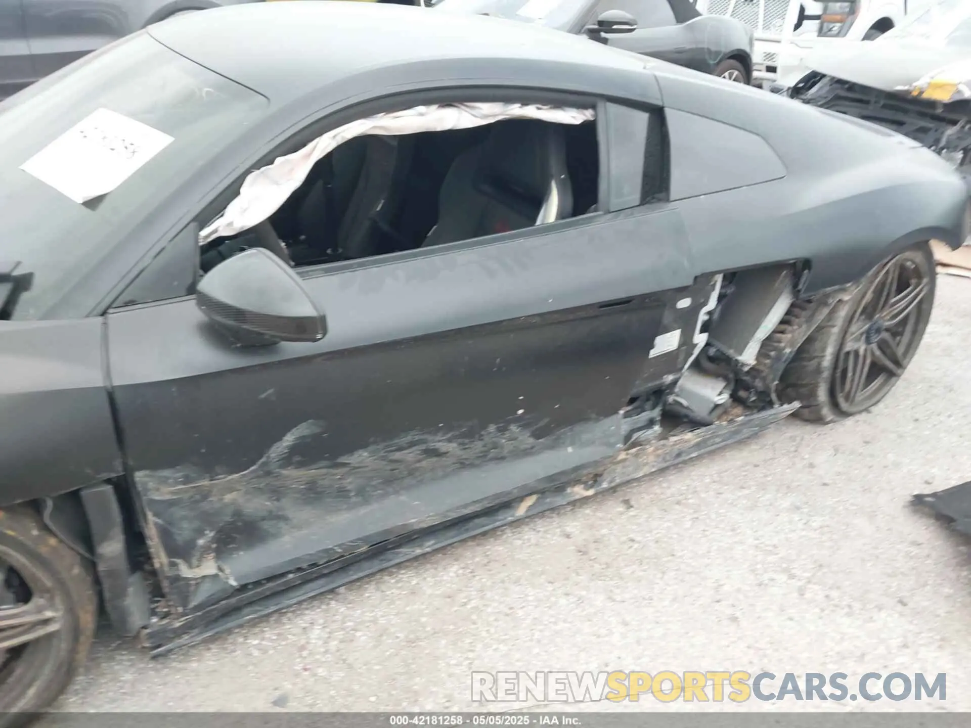 6 Photograph of a damaged car WUAKBAFX9L7900309 AUDI R8 2020