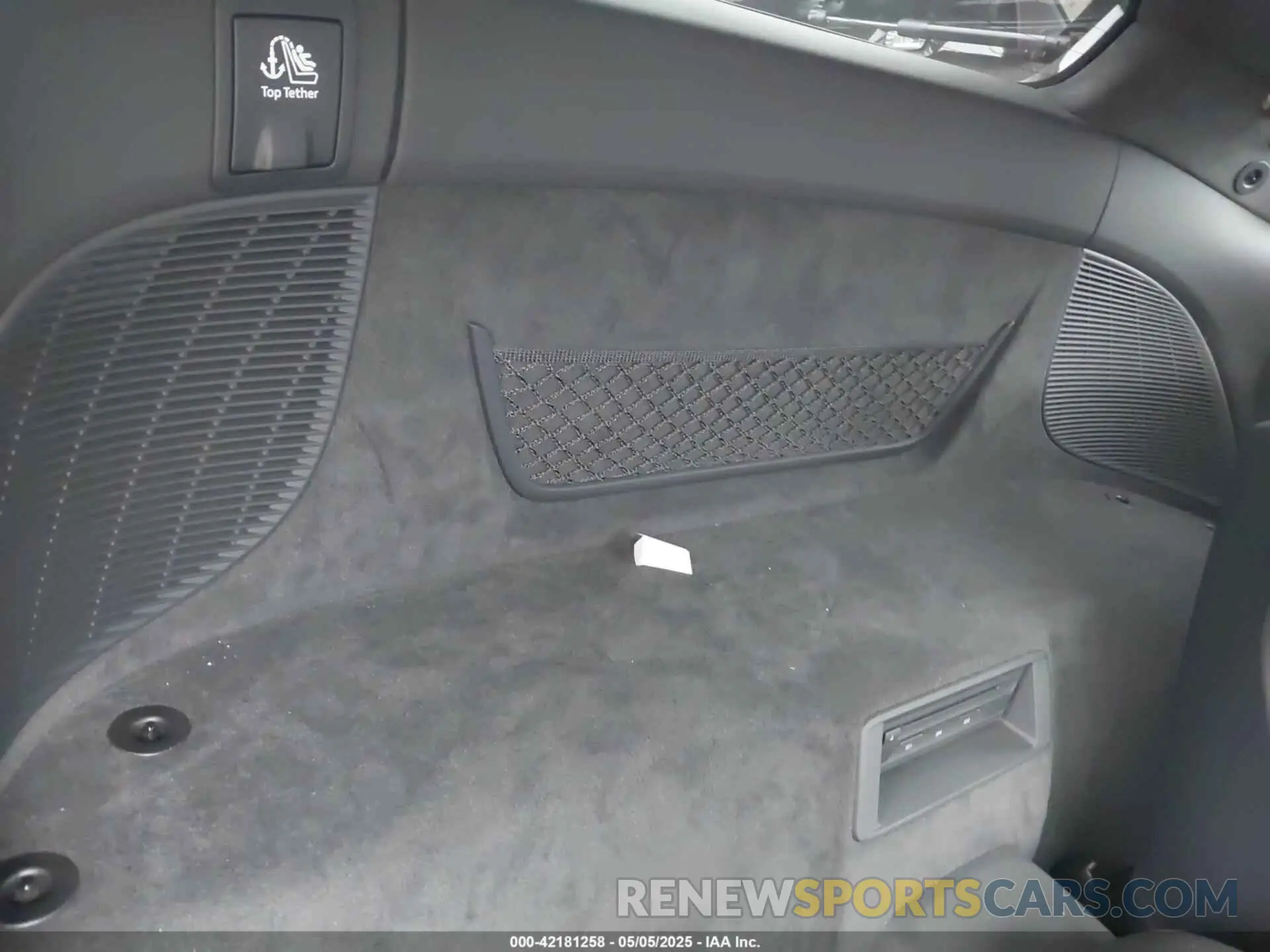 8 Photograph of a damaged car WUAKBAFX9L7900309 AUDI R8 2020