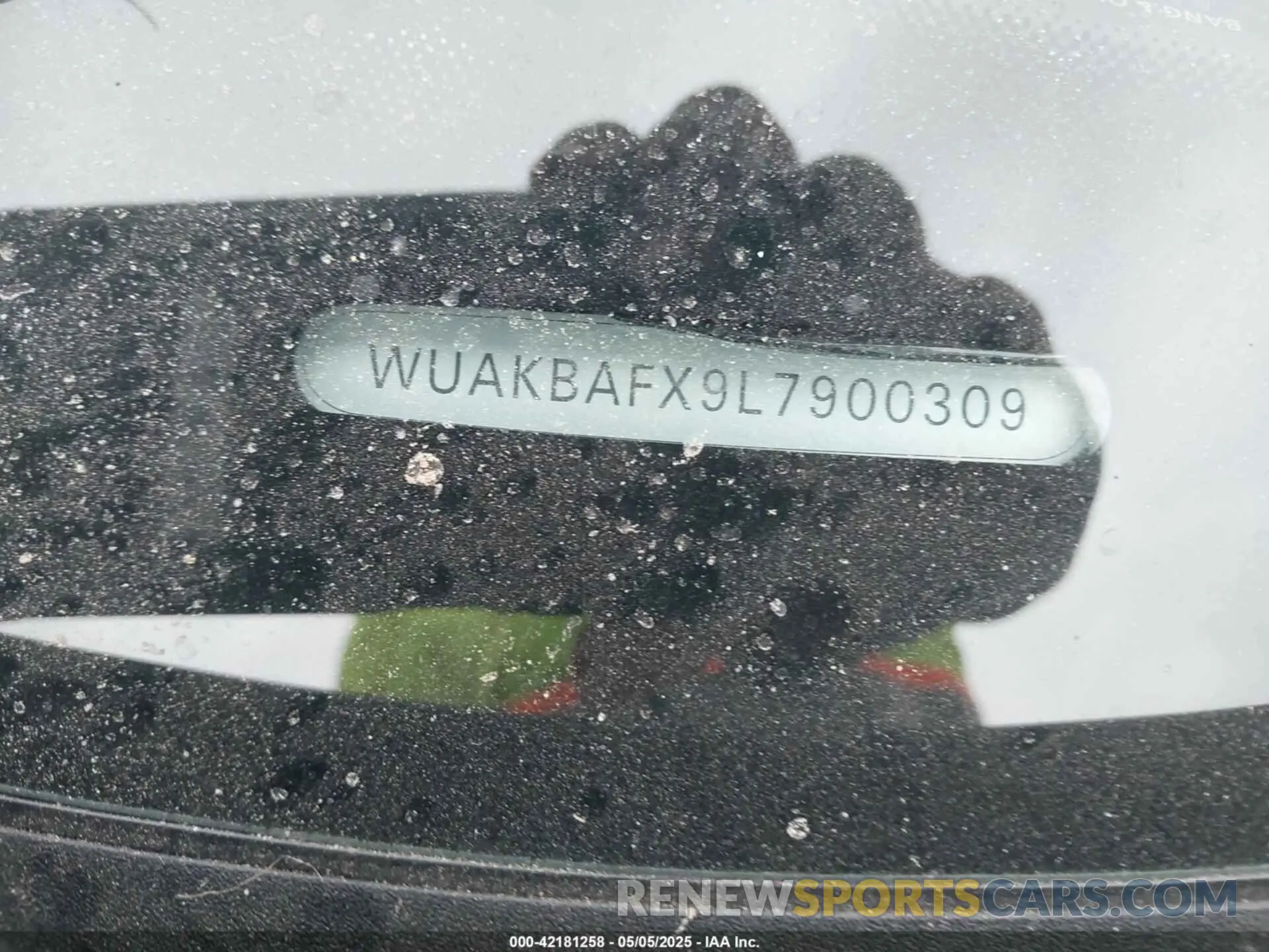 9 Photograph of a damaged car WUAKBAFX9L7900309 AUDI R8 2020