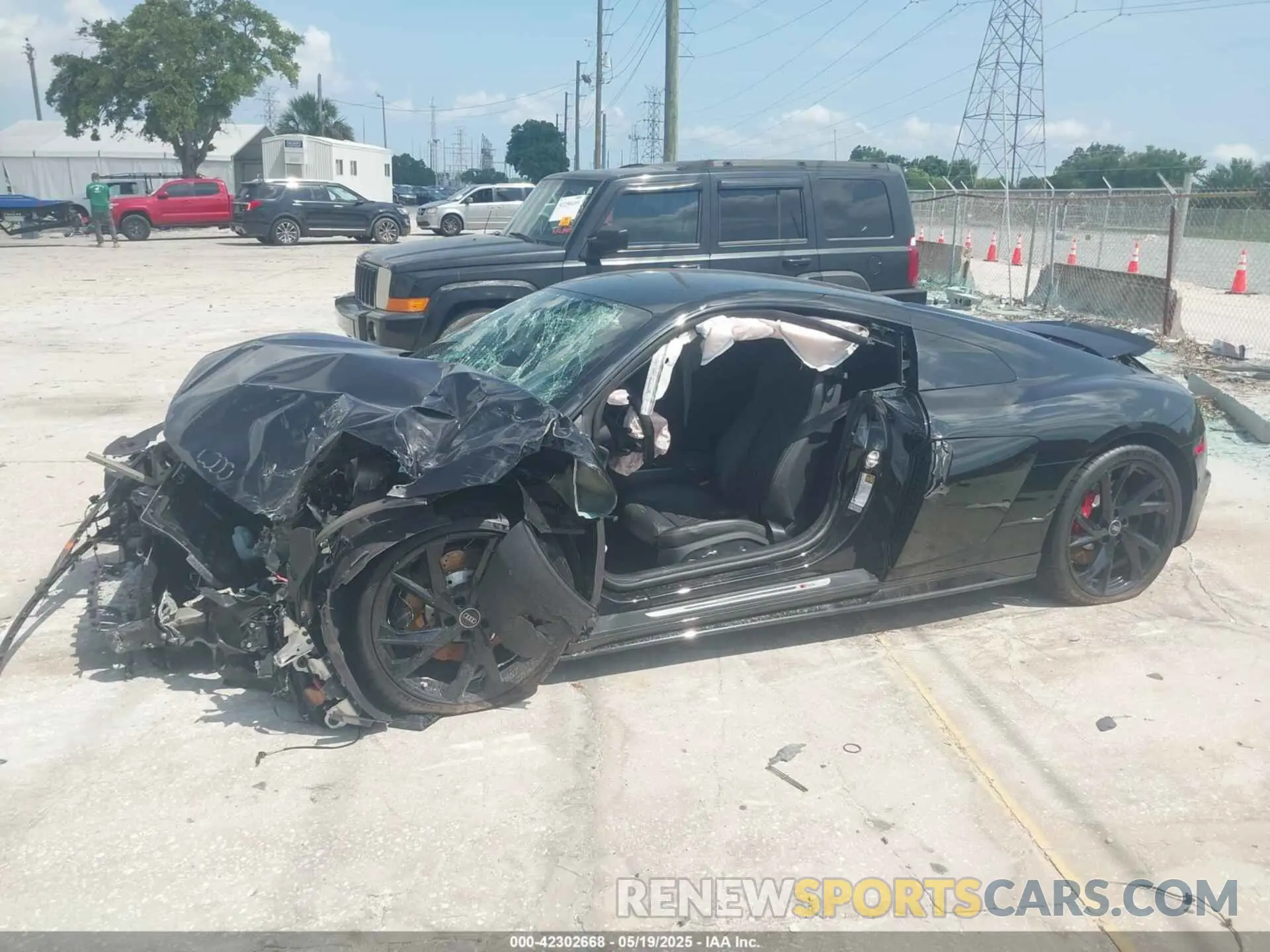 14 Photograph of a damaged car WUACEAFX9P7900280 AUDI R8 2023