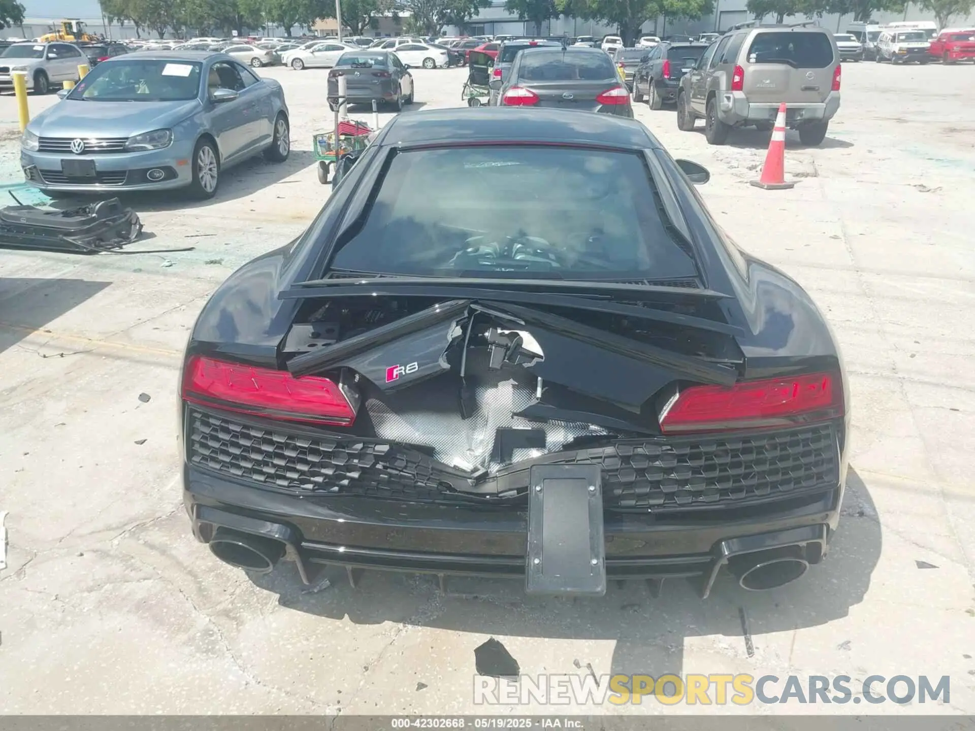 16 Photograph of a damaged car WUACEAFX9P7900280 AUDI R8 2023