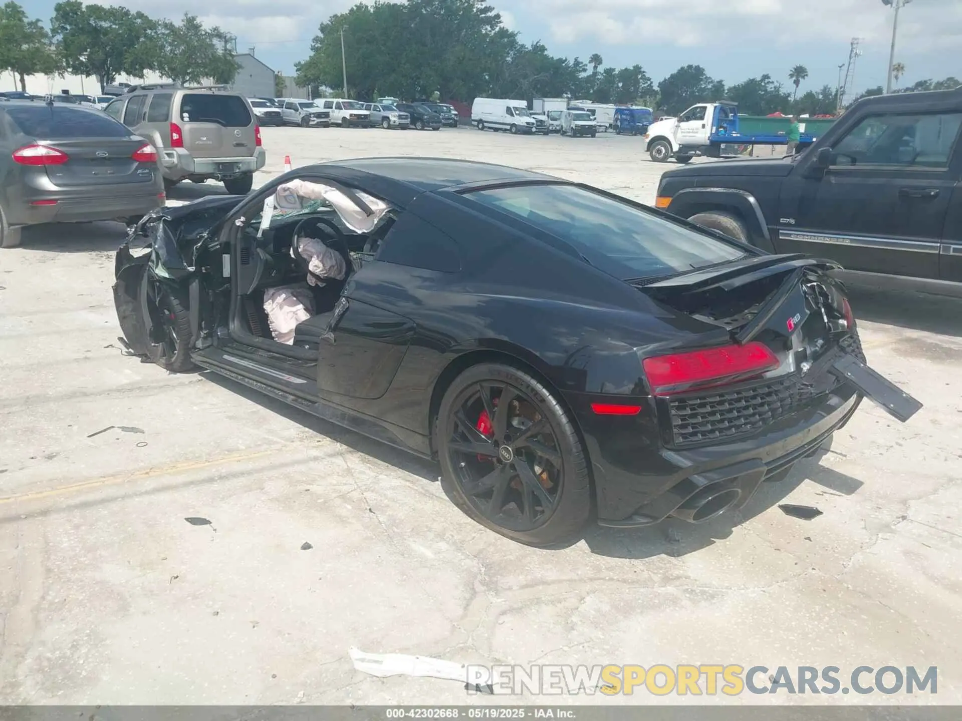 3 Photograph of a damaged car WUACEAFX9P7900280 AUDI R8 2023