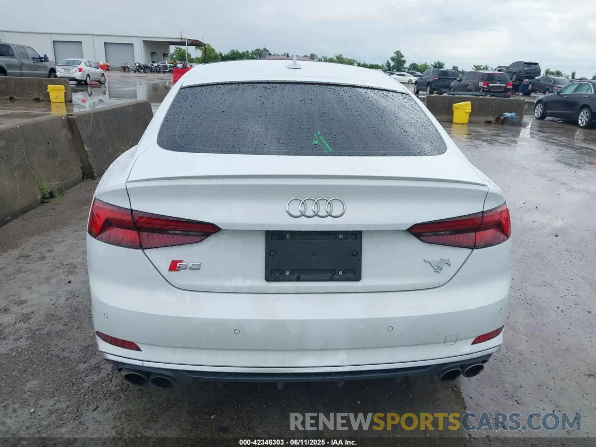 17 Photograph of a damaged car WAUB4CF54KA090815 AUDI S5 2019