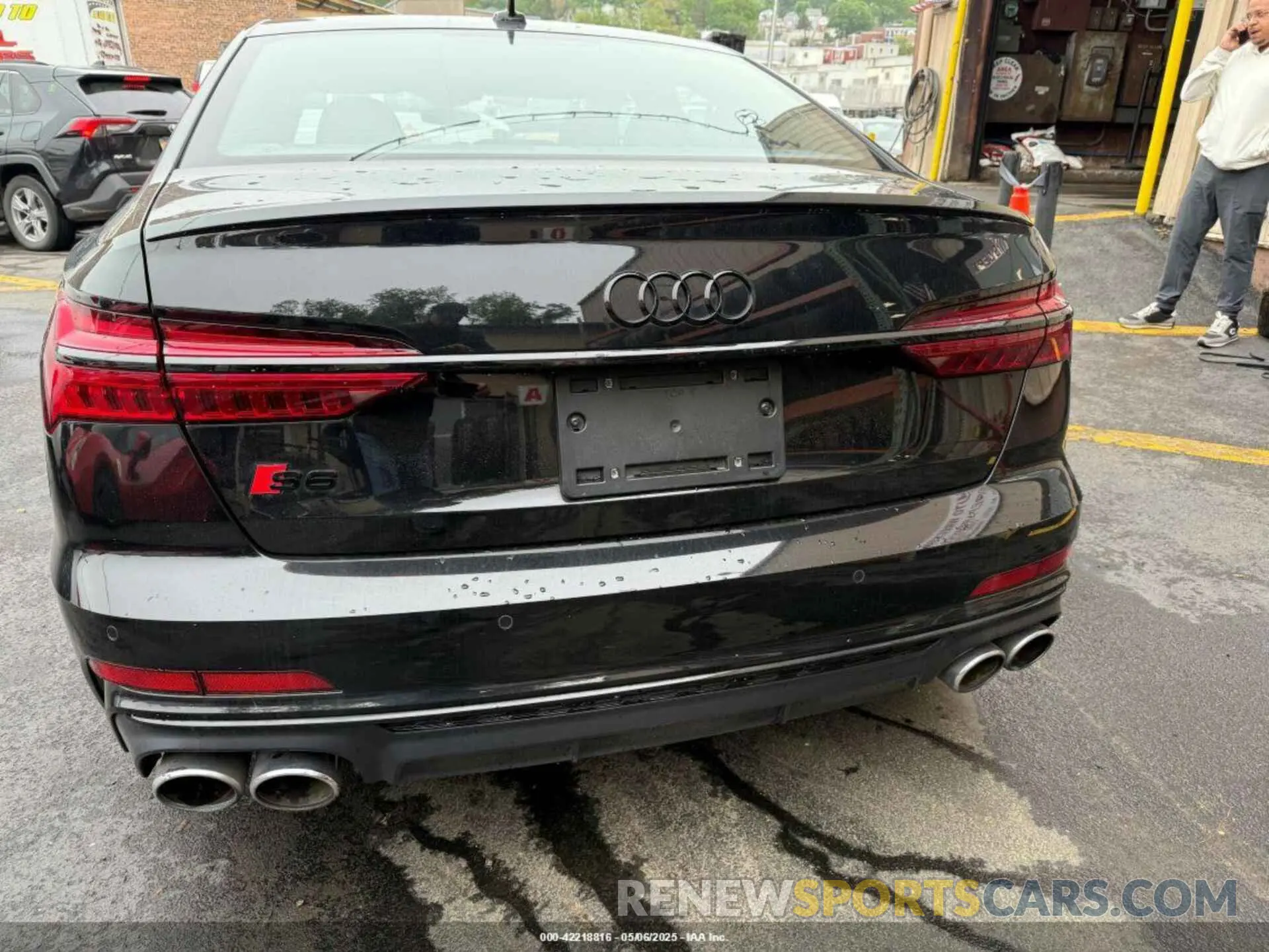 12 Photograph of a damaged car WAUFFBF20NN019717 AUDI S6 2022