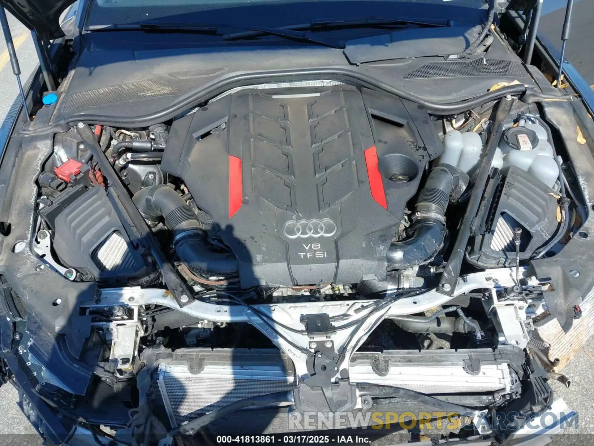10 Photograph of a damaged car WAULSAF83NN001905 AUDI S8 2022