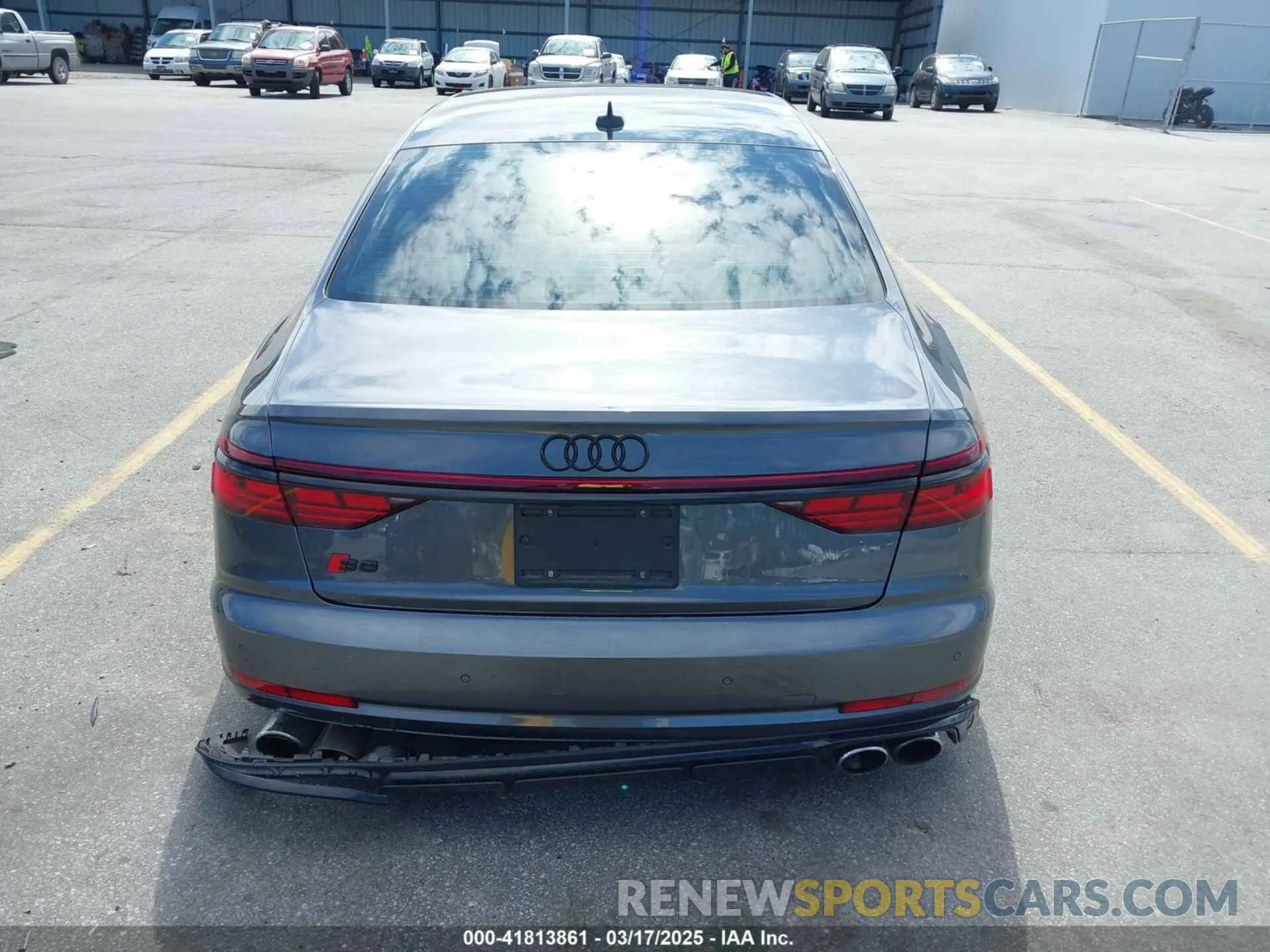 15 Photograph of a damaged car WAULSAF83NN001905 AUDI S8 2022
