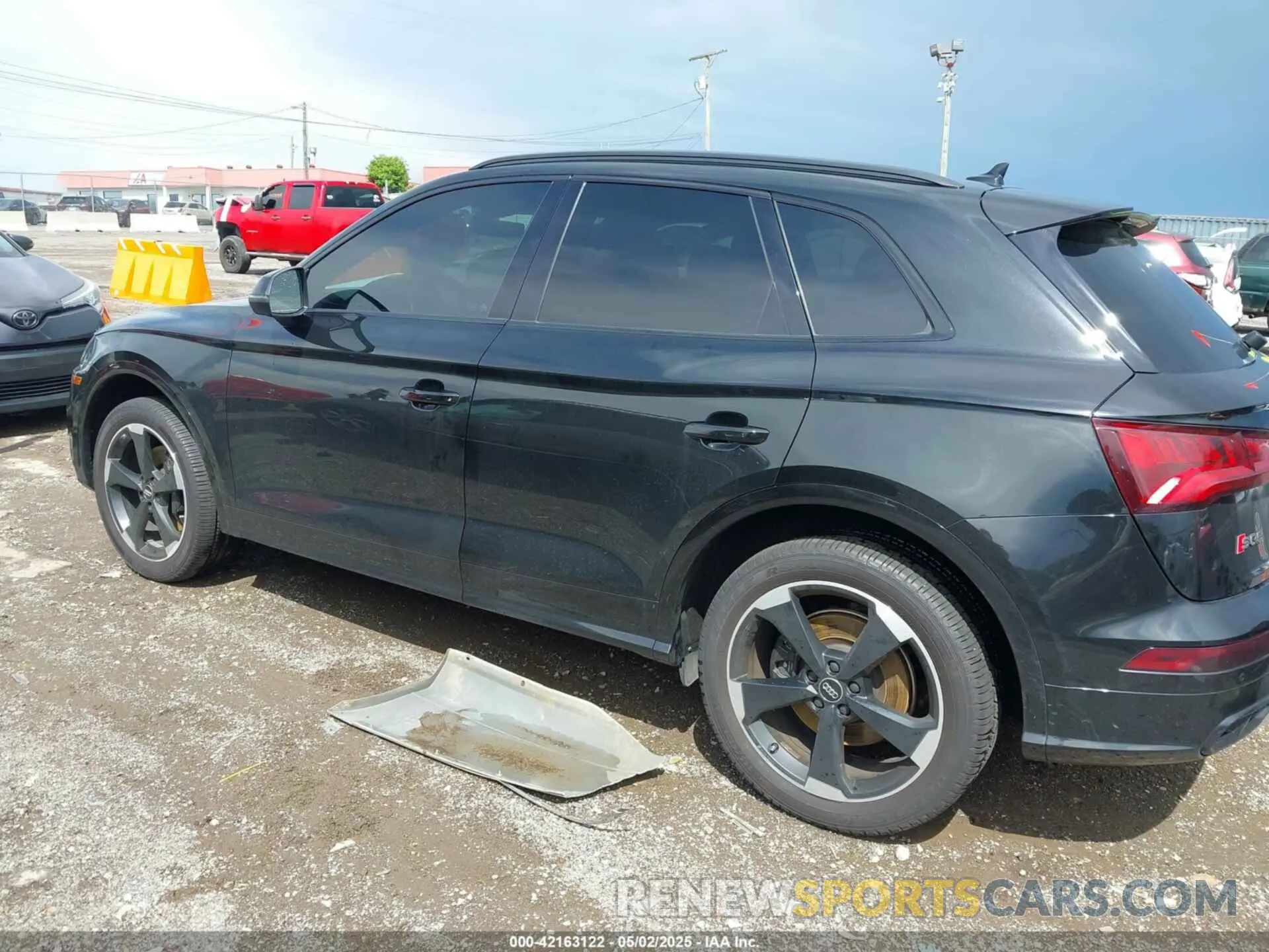14 Photograph of a damaged car WA1B4AFY4K2070490 AUDI SQ5 2019