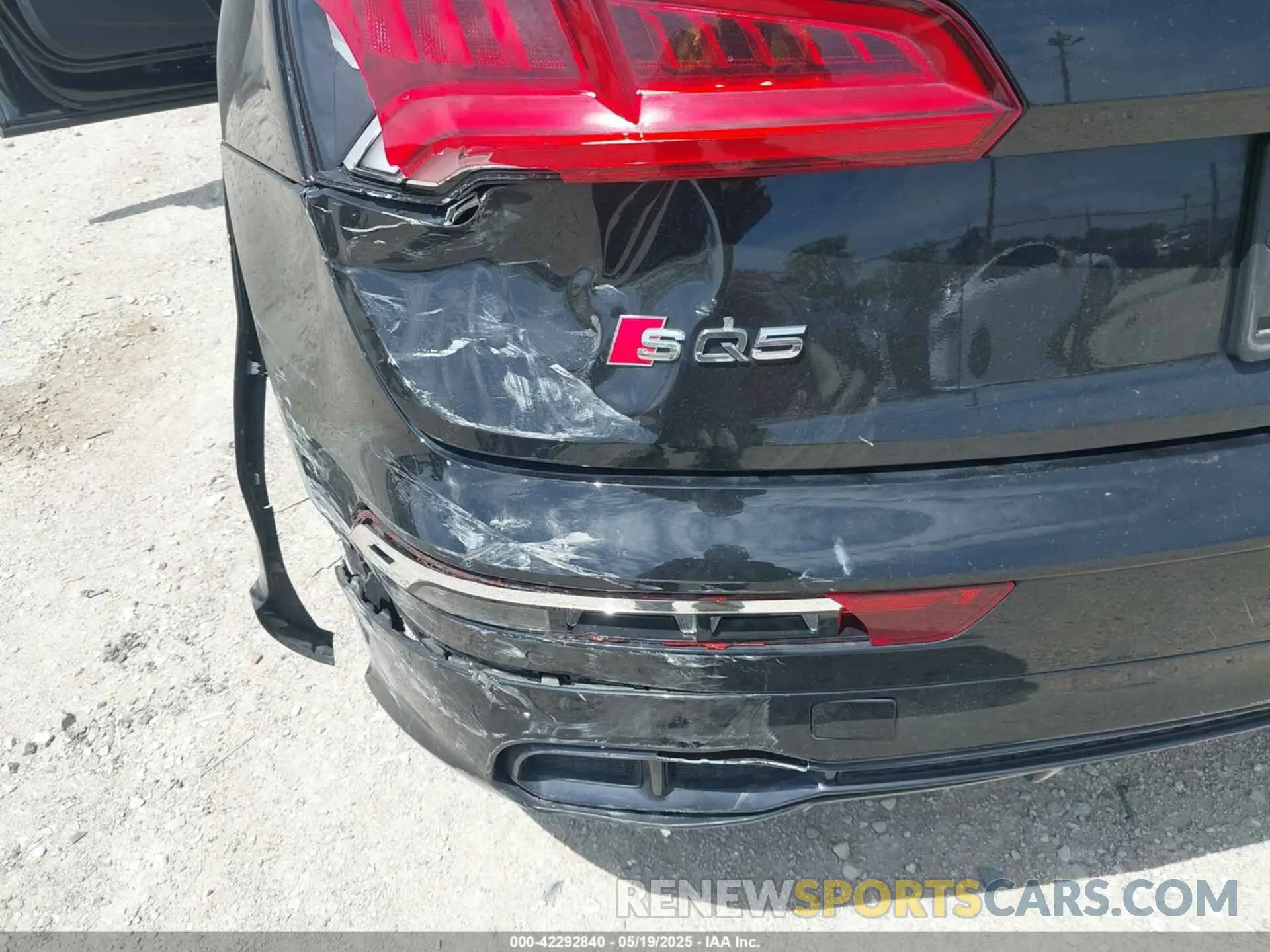 17 Photograph of a damaged car WA1B4AFY9L2041309 AUDI SQ5 2020