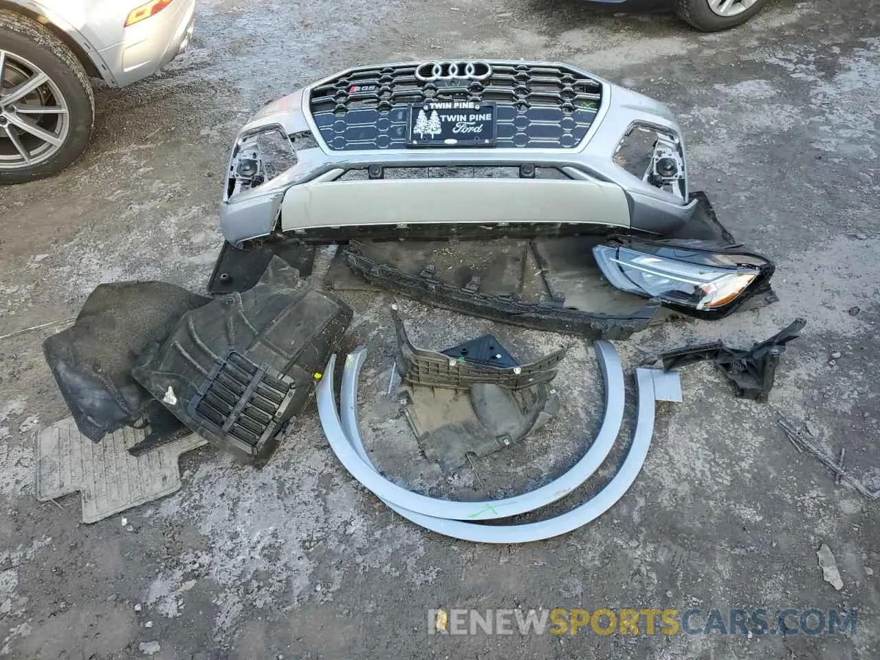 13 Photograph of a damaged car WA1B4AFY8M2071791 AUDI SQ5 2021