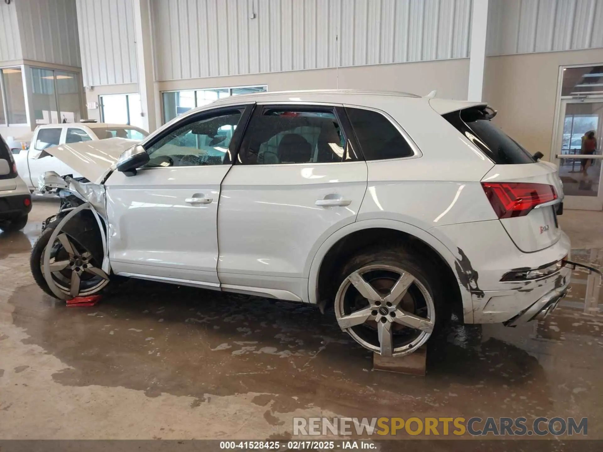 13 Photograph of a damaged car WA1B4AFY5N2043366 AUDI SQ5 2022
