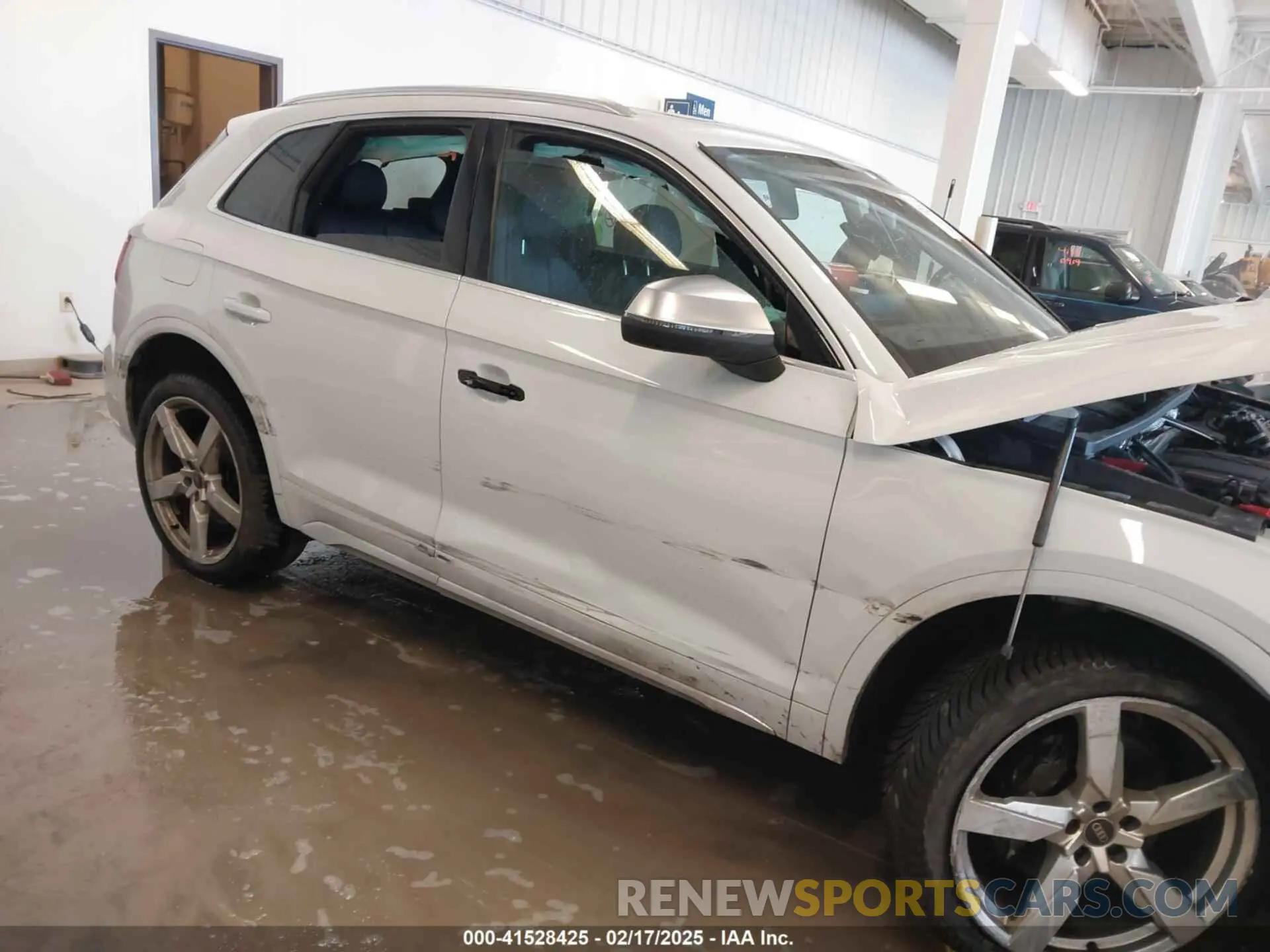 16 Photograph of a damaged car WA1B4AFY5N2043366 AUDI SQ5 2022
