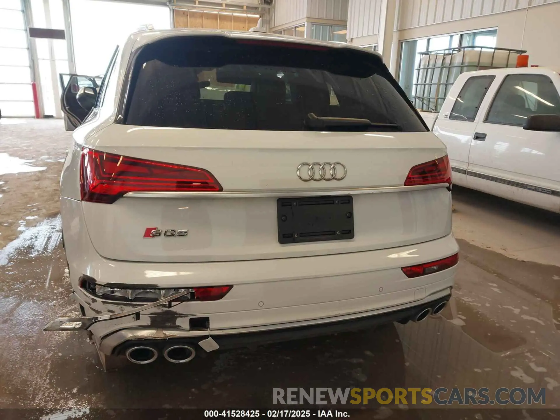18 Photograph of a damaged car WA1B4AFY5N2043366 AUDI SQ5 2022