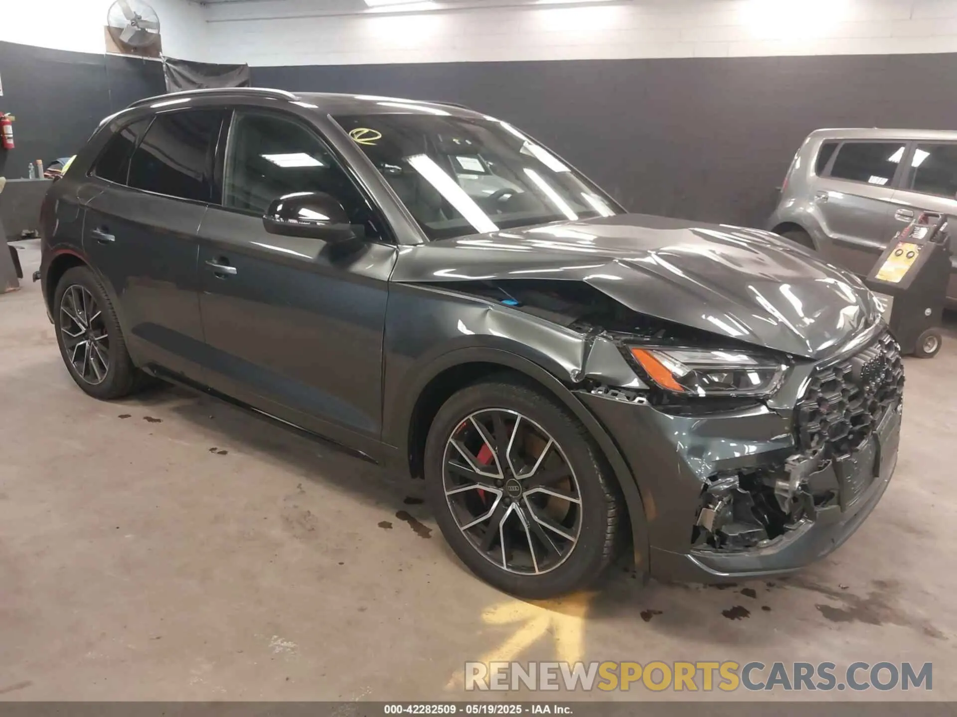 1 Photograph of a damaged car WA1B4AFY5R2014391 AUDI SQ5 2024