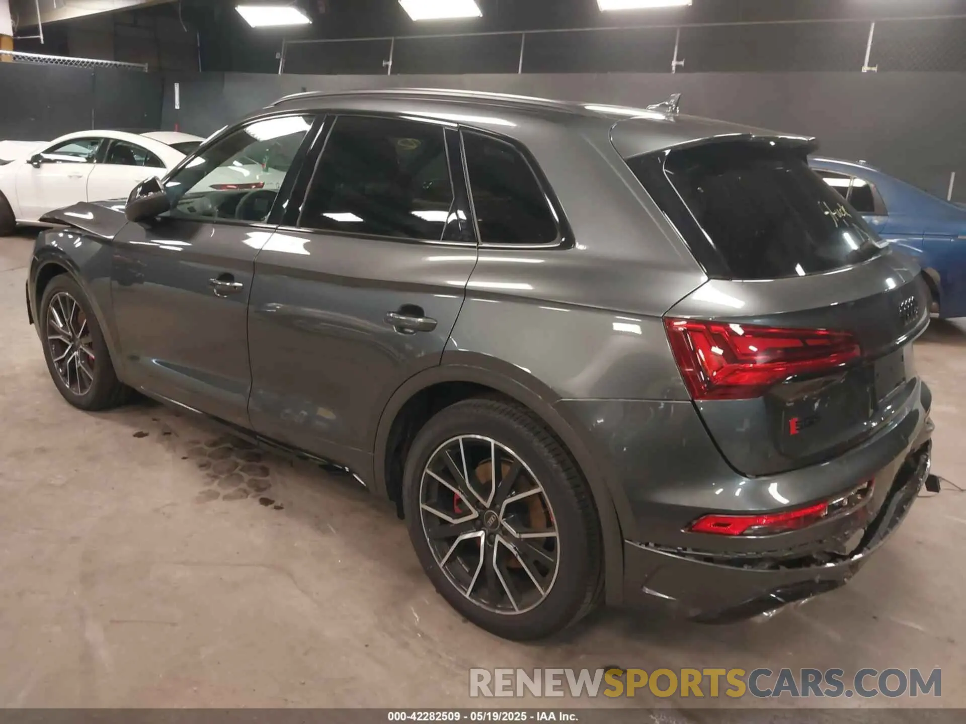 3 Photograph of a damaged car WA1B4AFY5R2014391 AUDI SQ5 2024