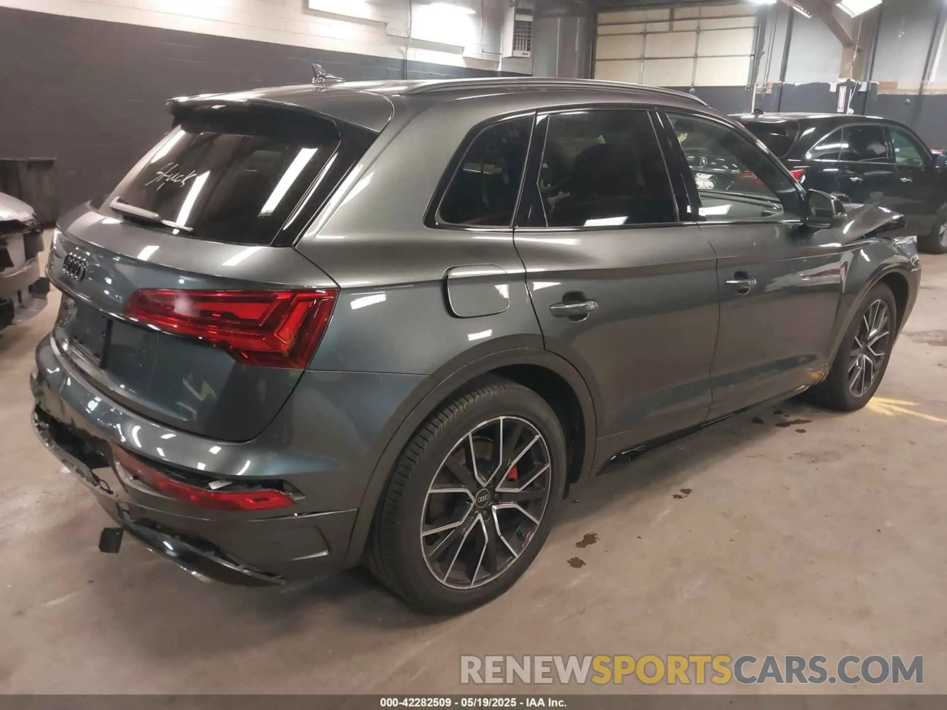 4 Photograph of a damaged car WA1B4AFY5R2014391 AUDI SQ5 2024