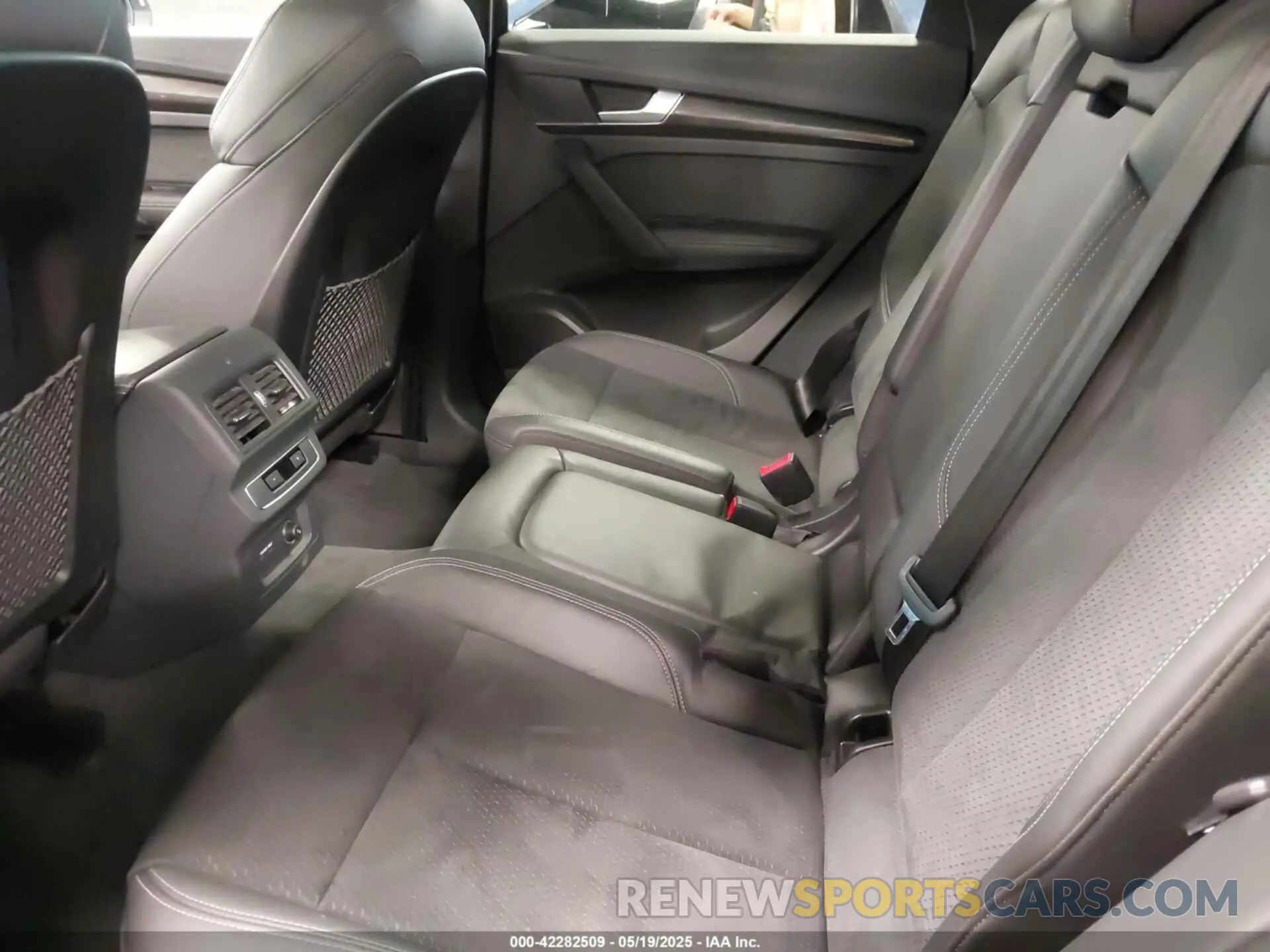 8 Photograph of a damaged car WA1B4AFY5R2014391 AUDI SQ5 2024