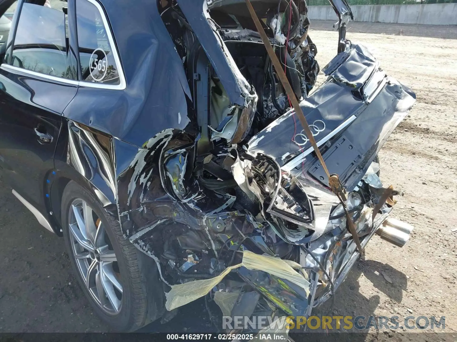 18 Photograph of a damaged car WA1B4AFY6R2050929 AUDI SQ5 2024
