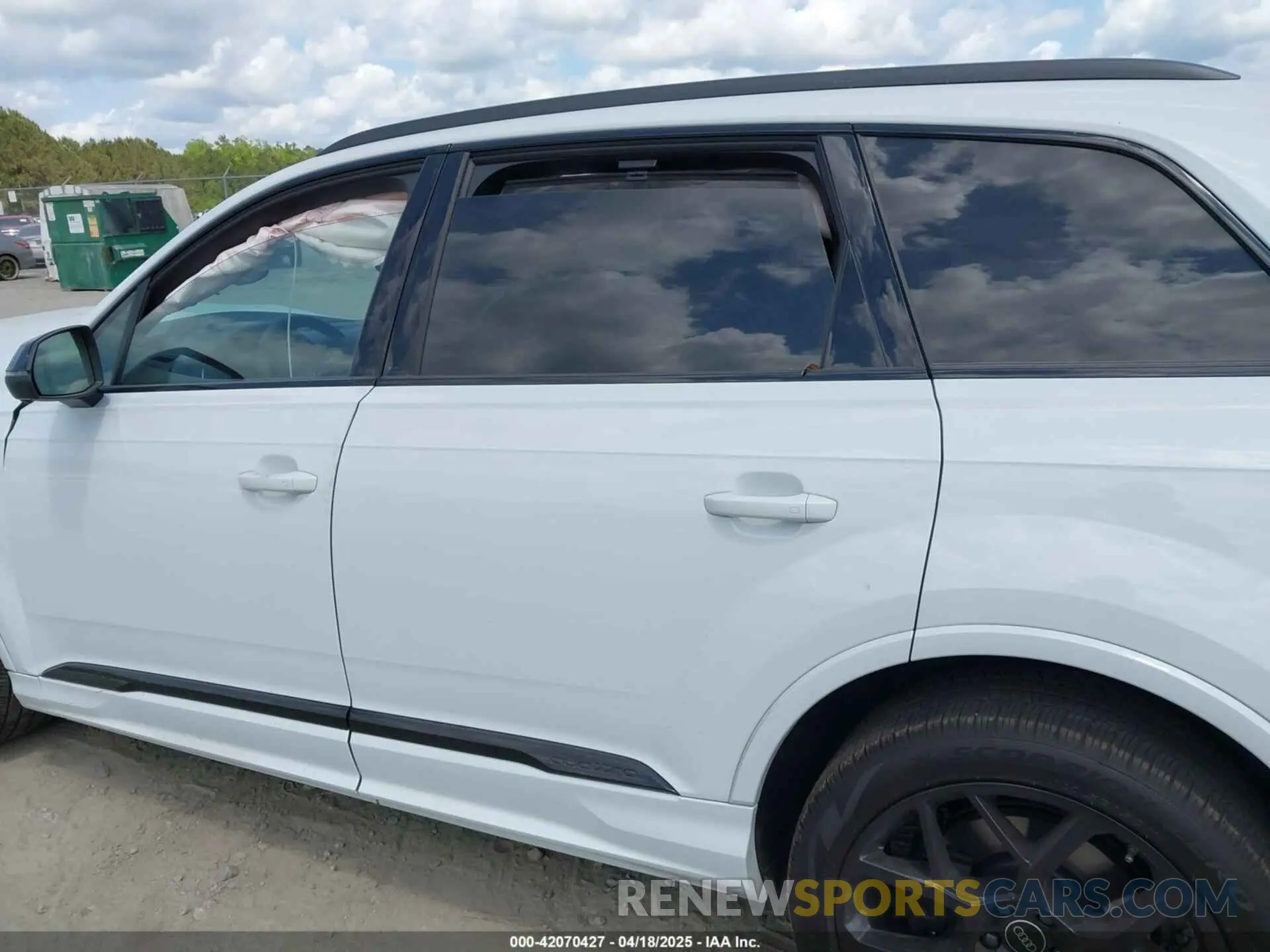 14 Photograph of a damaged car WA1AWBF7XSD002704 AUDI SQ7 2025