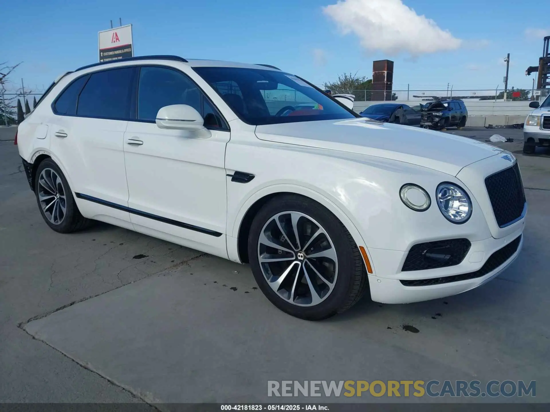 1 Photograph of a damaged car SJAAM2ZV5KC026308 BENTLEY BENTAYGA 2019