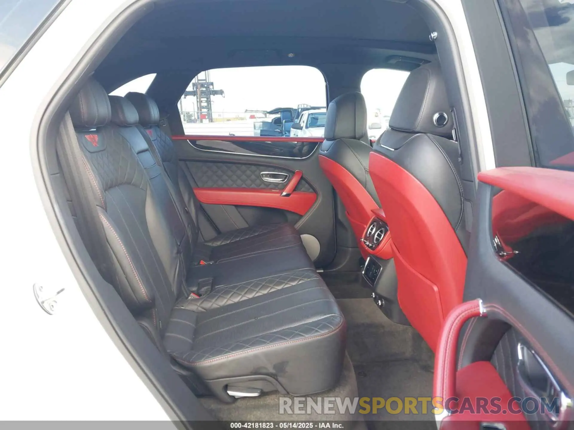 8 Photograph of a damaged car SJAAM2ZV5KC026308 BENTLEY BENTAYGA 2019
