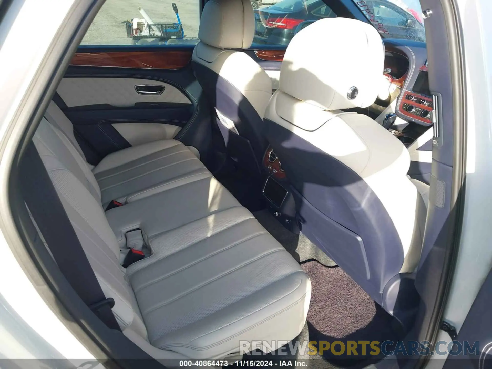 8 Photograph of a damaged car SJAAM2ZV4MC033687 BENTLEY BENTAYGA 2021