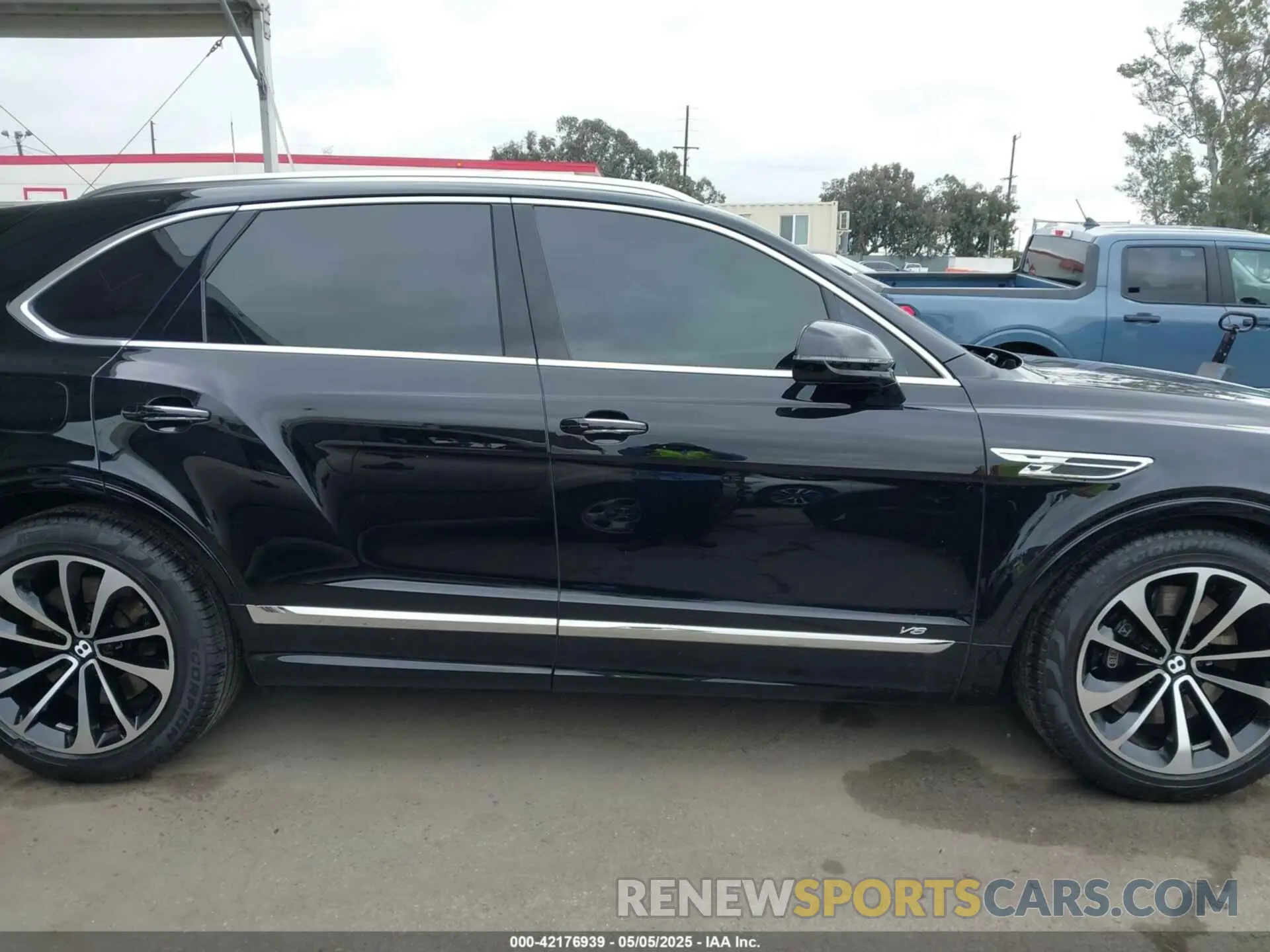 14 Photograph of a damaged car SJAAM2ZV1NC013849 BENTLEY BENTAYGA 2022