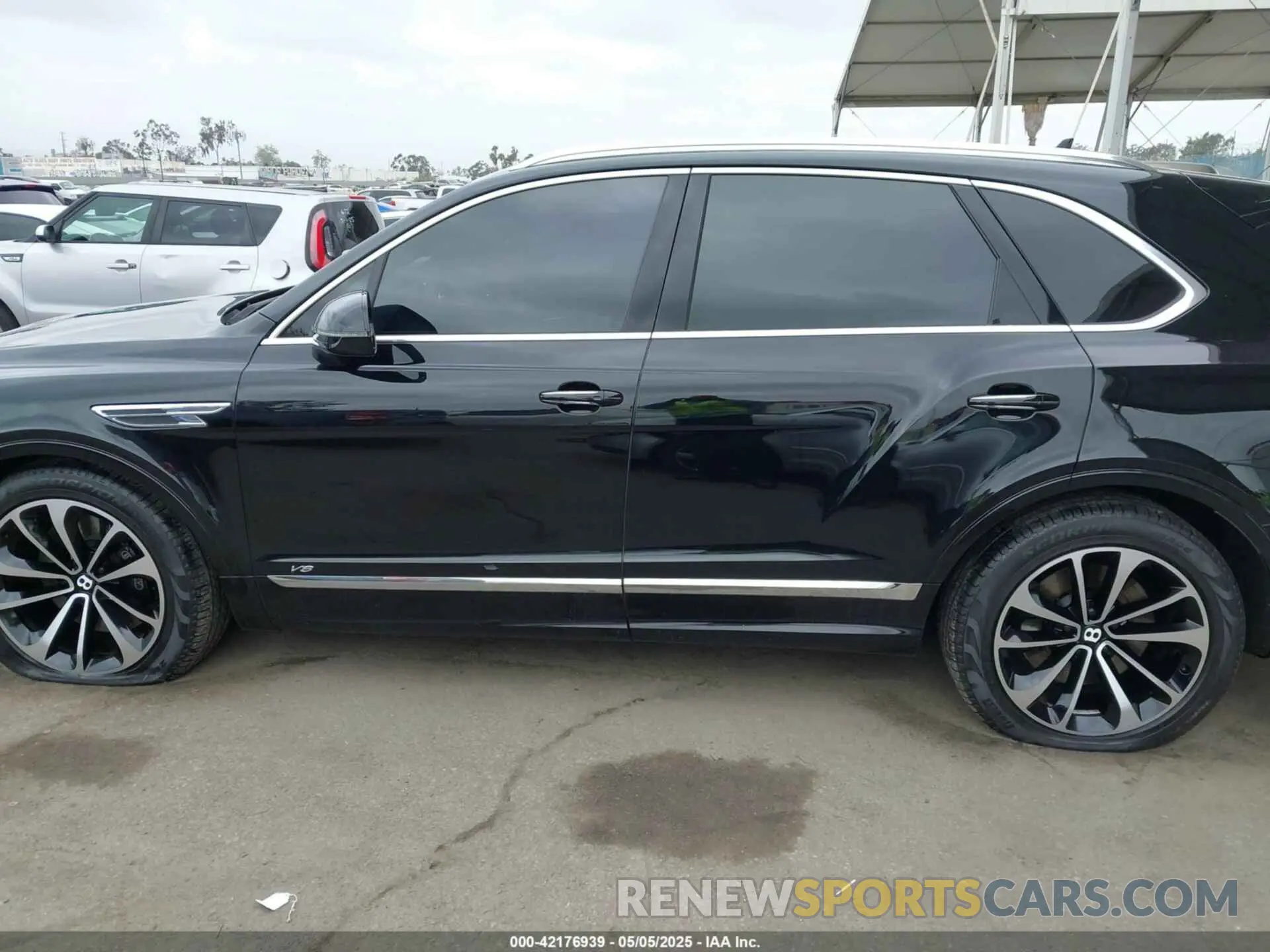 15 Photograph of a damaged car SJAAM2ZV1NC013849 BENTLEY BENTAYGA 2022