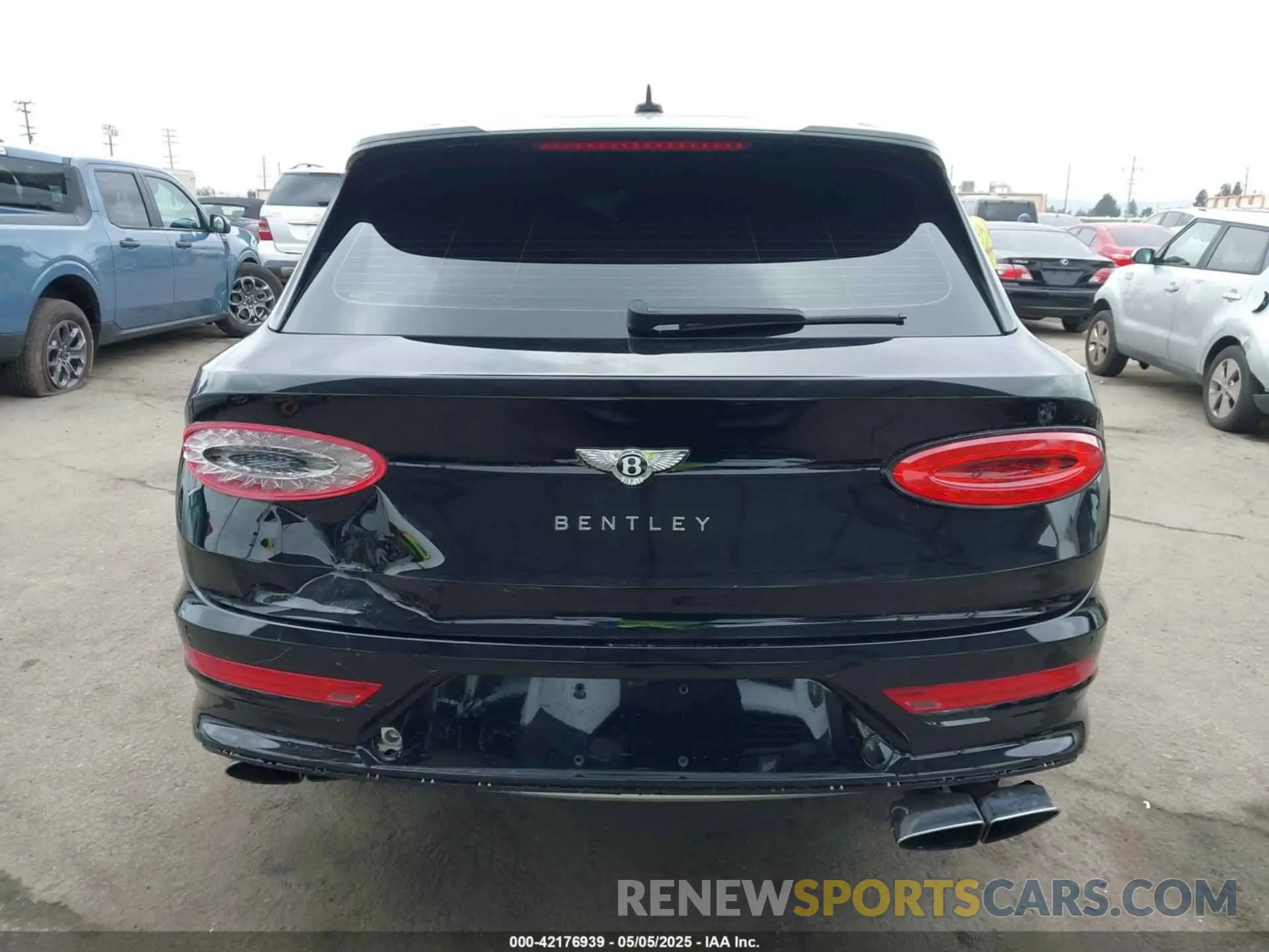 17 Photograph of a damaged car SJAAM2ZV1NC013849 BENTLEY BENTAYGA 2022