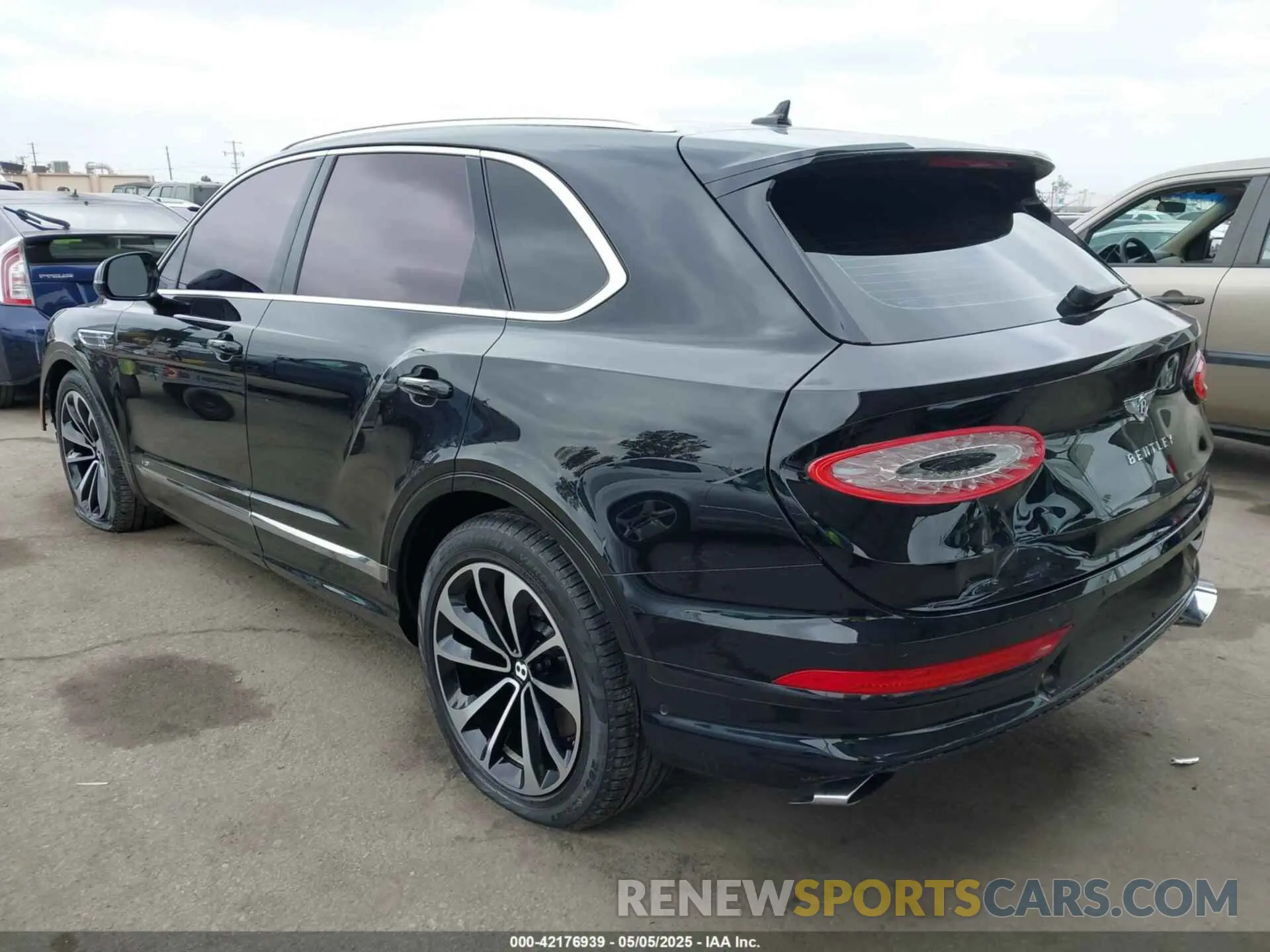 3 Photograph of a damaged car SJAAM2ZV1NC013849 BENTLEY BENTAYGA 2022