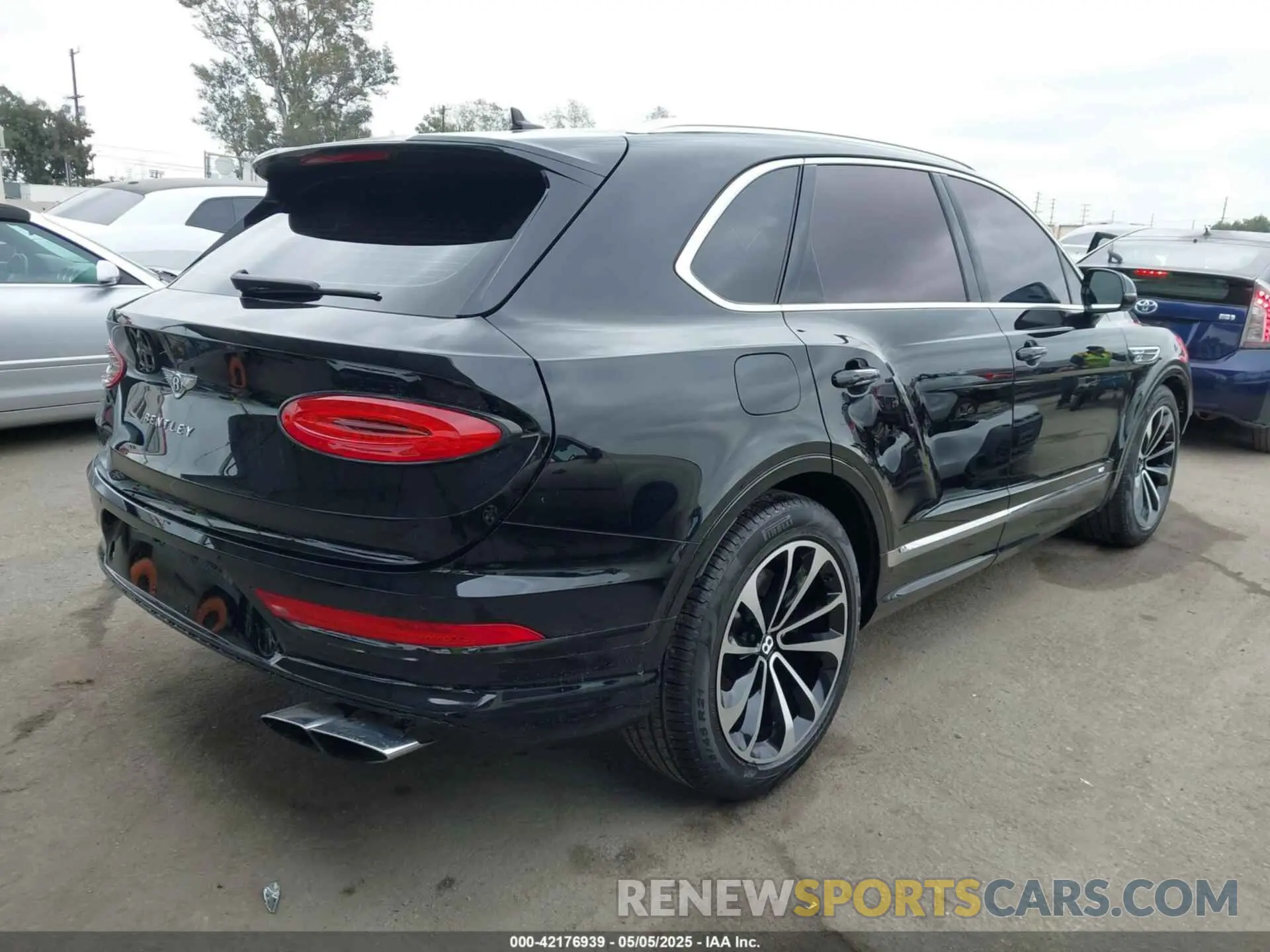 4 Photograph of a damaged car SJAAM2ZV1NC013849 BENTLEY BENTAYGA 2022