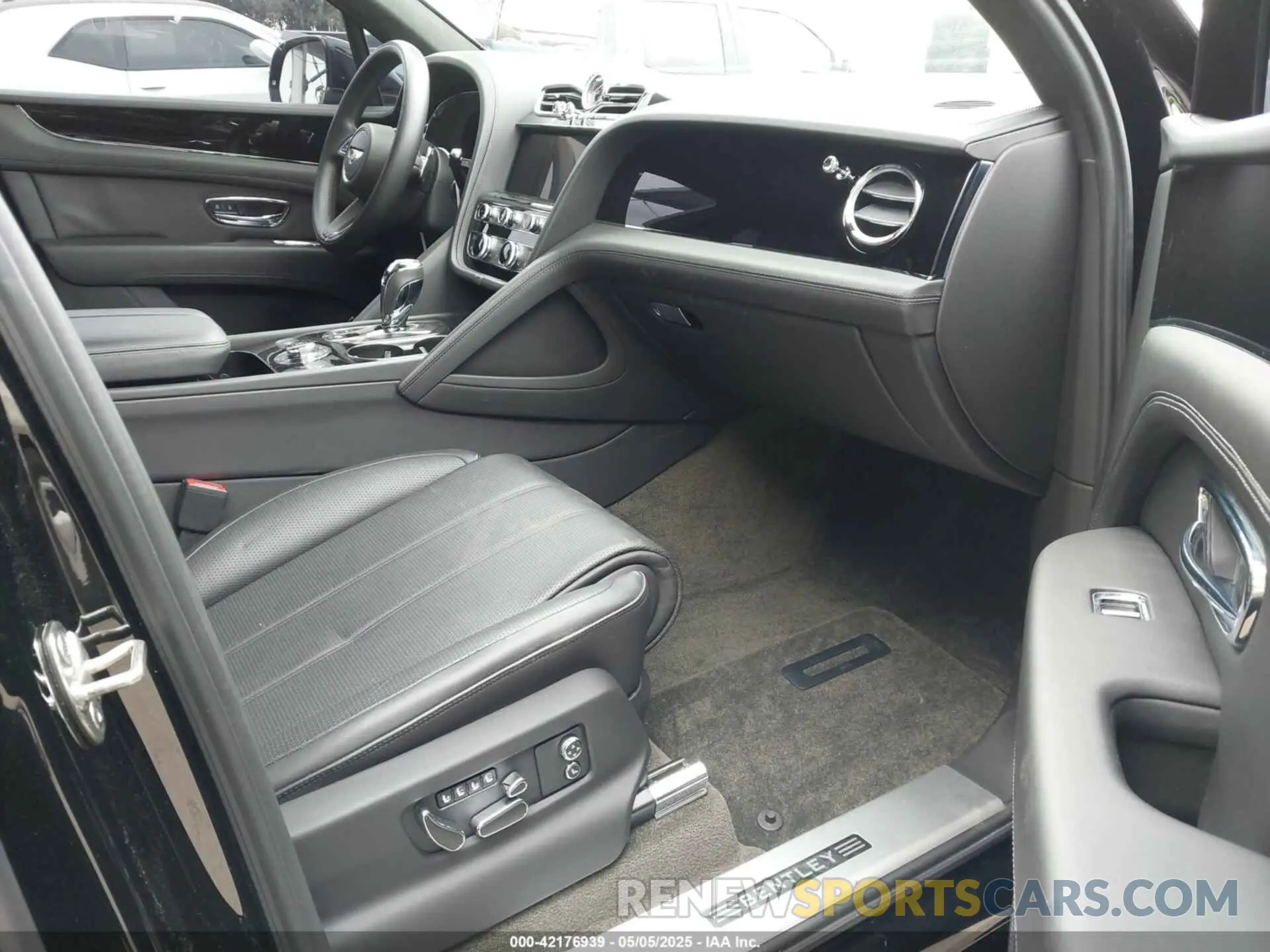 5 Photograph of a damaged car SJAAM2ZV1NC013849 BENTLEY BENTAYGA 2022