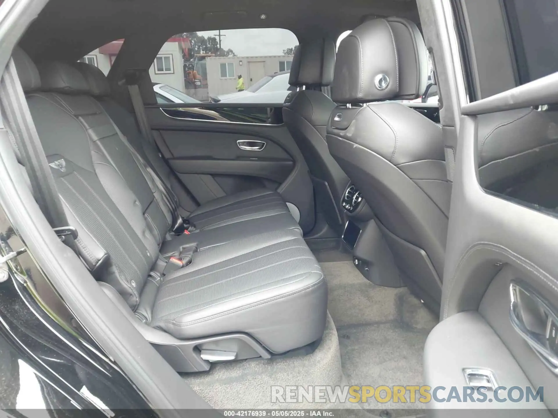8 Photograph of a damaged car SJAAM2ZV1NC013849 BENTLEY BENTAYGA 2022