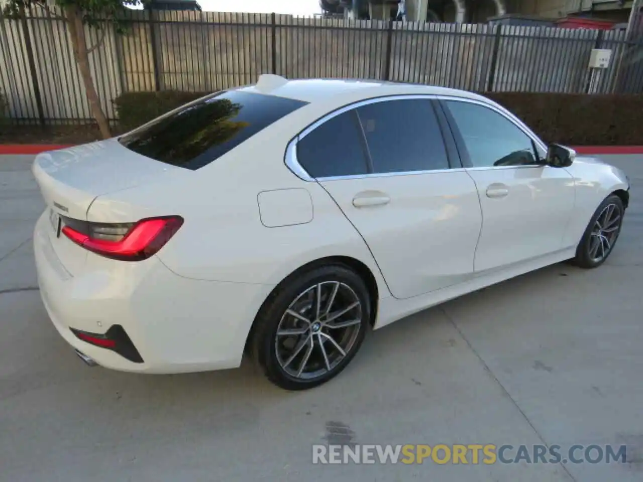 4 Photograph of a damaged car 3MW5R1J01L8B23961 BMW 3 SERIES 2020