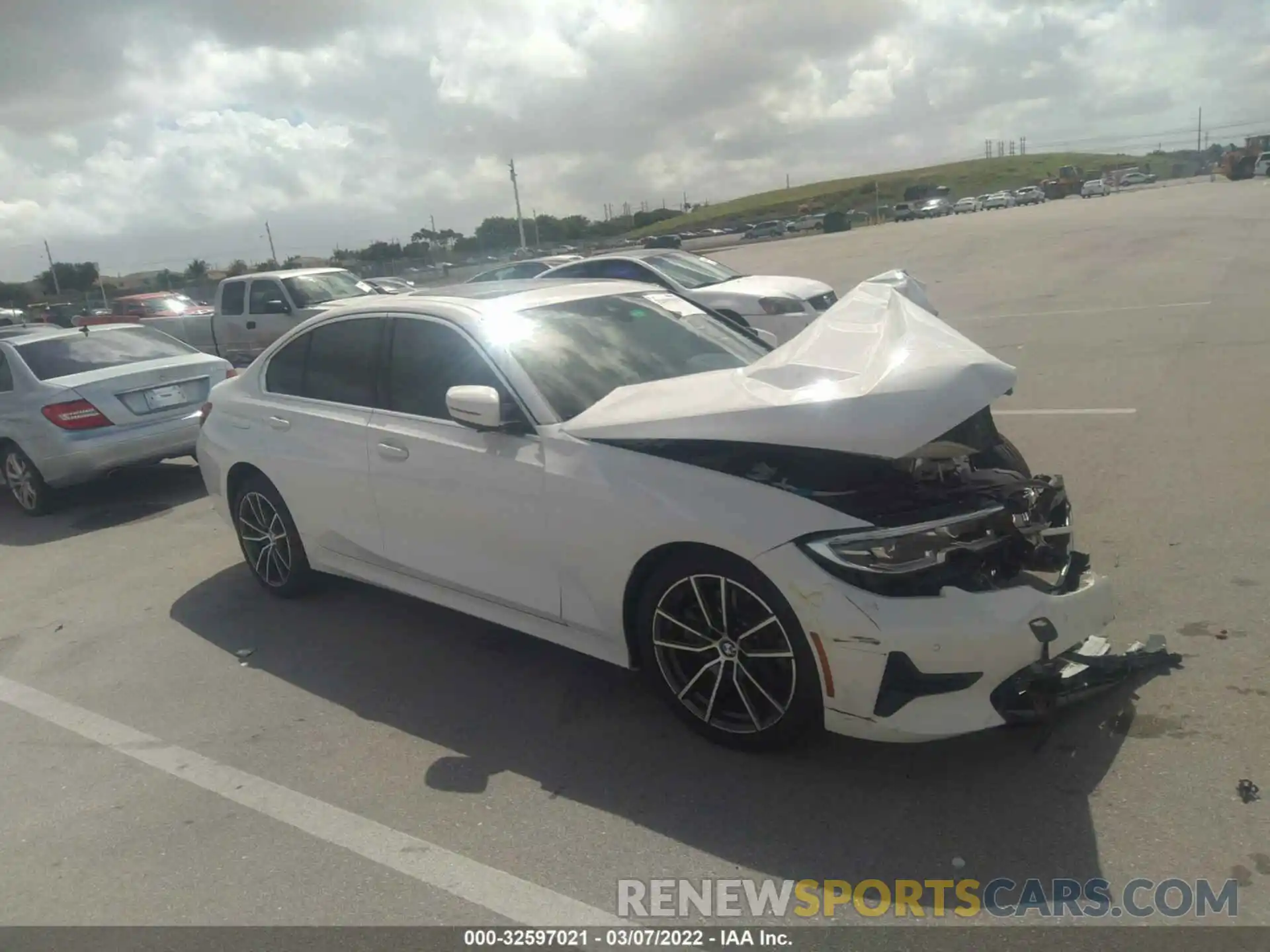 1 Photograph of a damaged car 3MW5R1J07L8B34561 BMW 3 SERIES 2020