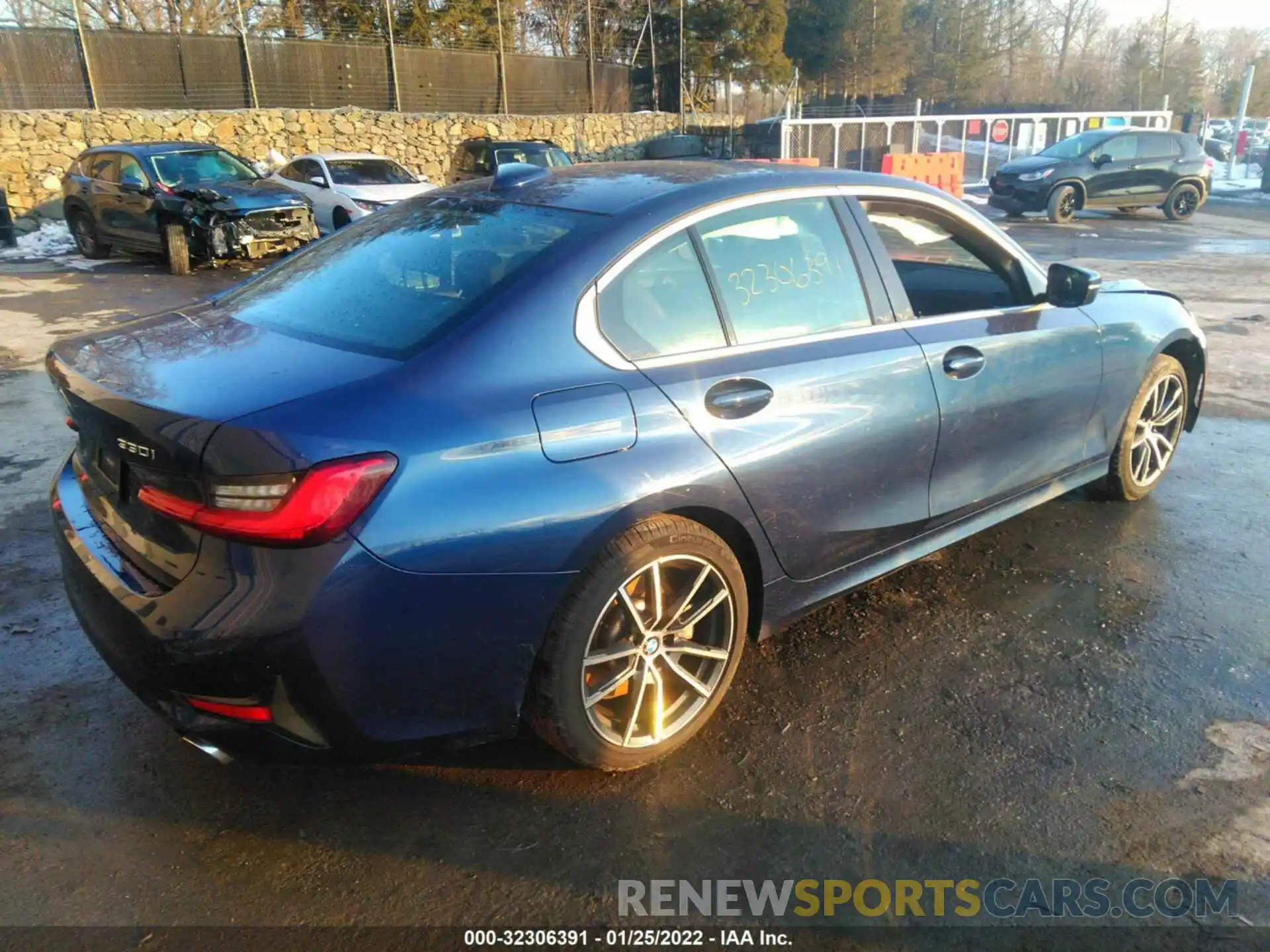 4 Photograph of a damaged car 3MW5R7J04L8B23942 BMW 3 SERIES 2020