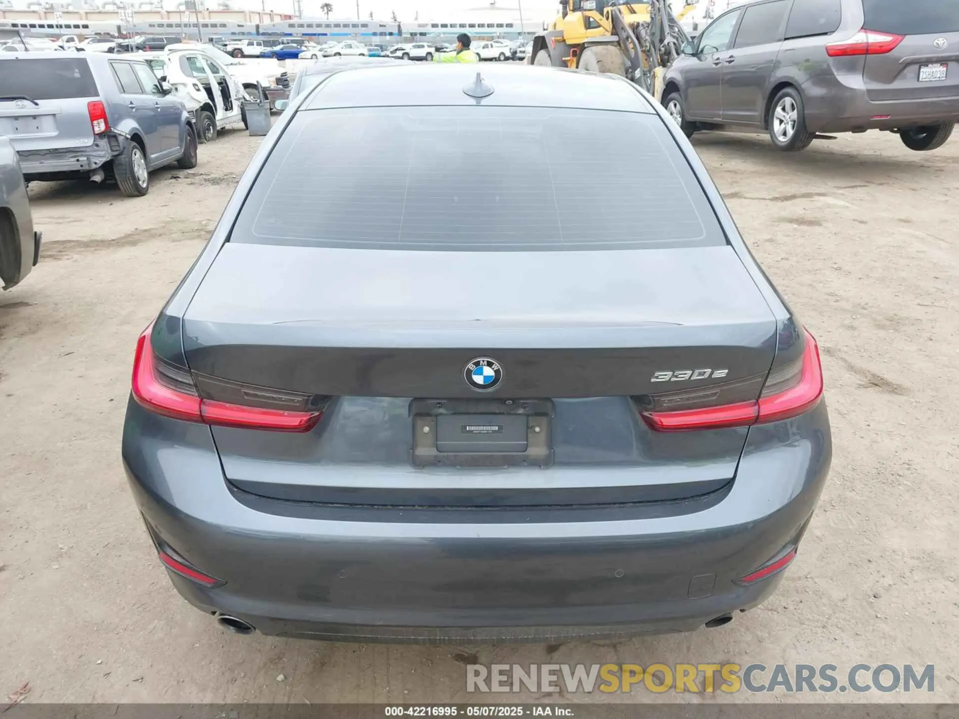15 Photograph of a damaged car 3MW5P7J00M8C11359 BMW 3 SERIES 2021