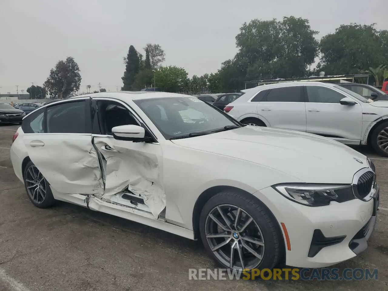 4 Photograph of a damaged car 3MW5P7J02M8B86870 BMW 3 SERIES 2021