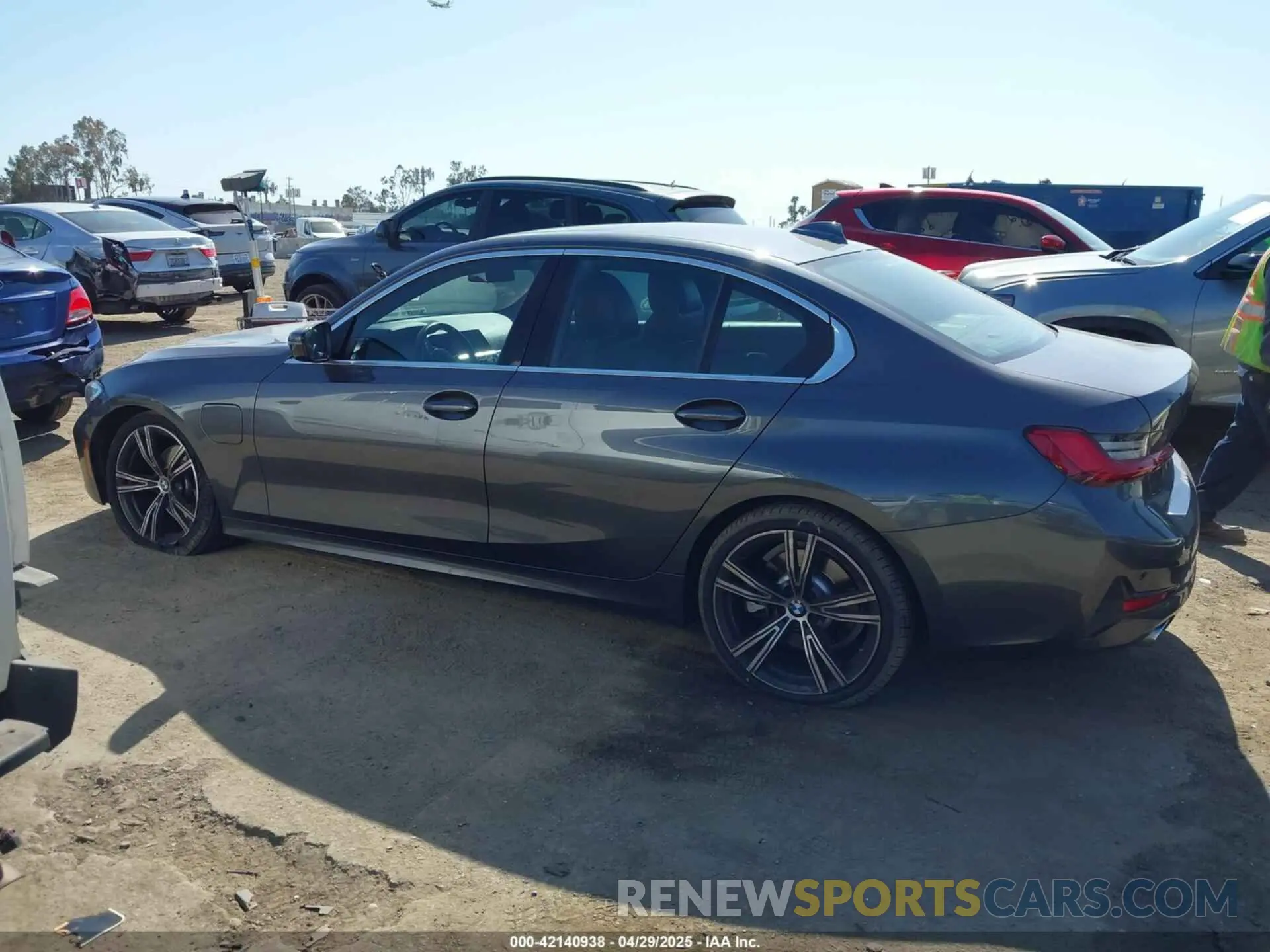 14 Photograph of a damaged car 3MW5P7J06M8B77766 BMW 3 SERIES 2021