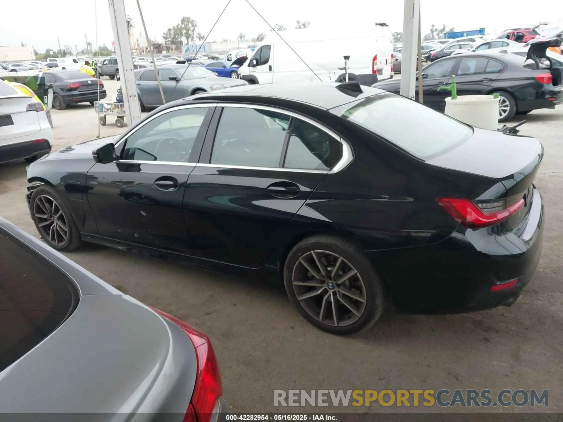 15 Photograph of a damaged car 3MW5P7J09M8B75719 BMW 3 SERIES 2021