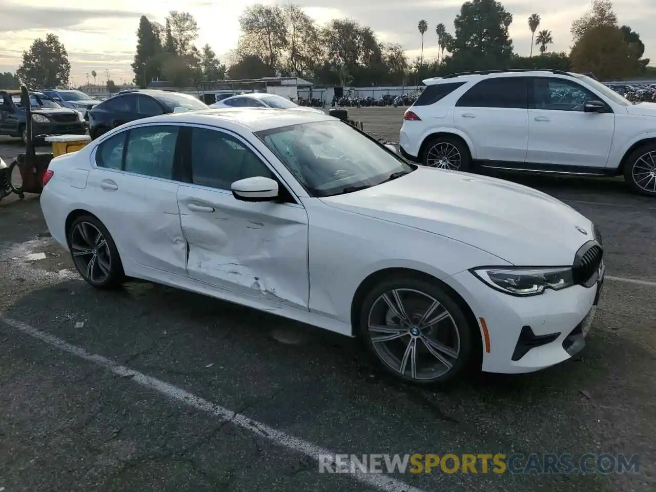 4 Photograph of a damaged car 3MW5R1J03M8C21777 BMW 3 SERIES 2021