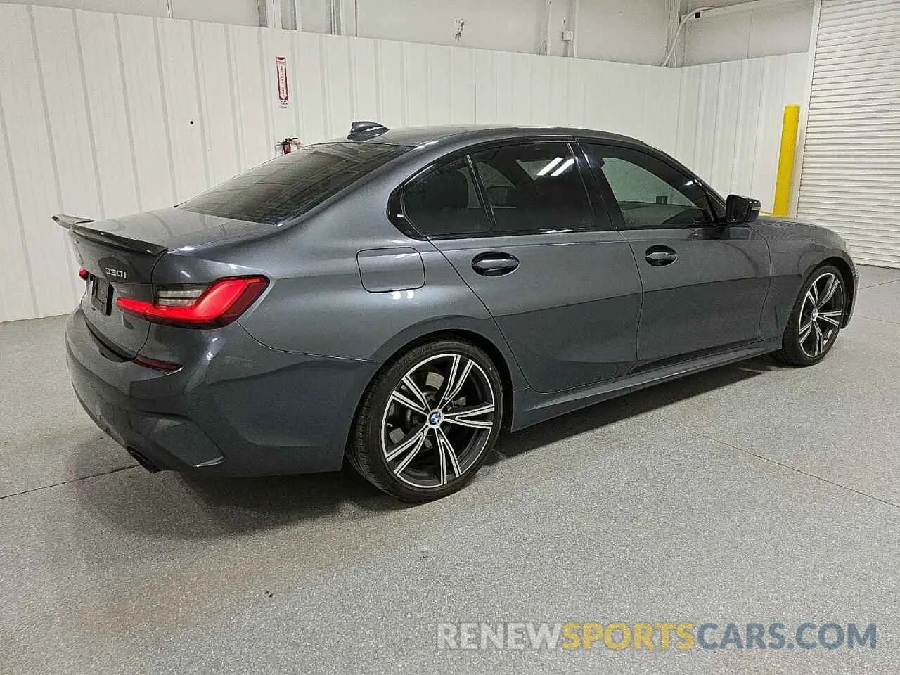 3 Photograph of a damaged car 3MW5R1J0XM8B49475 BMW 3 SERIES 2021