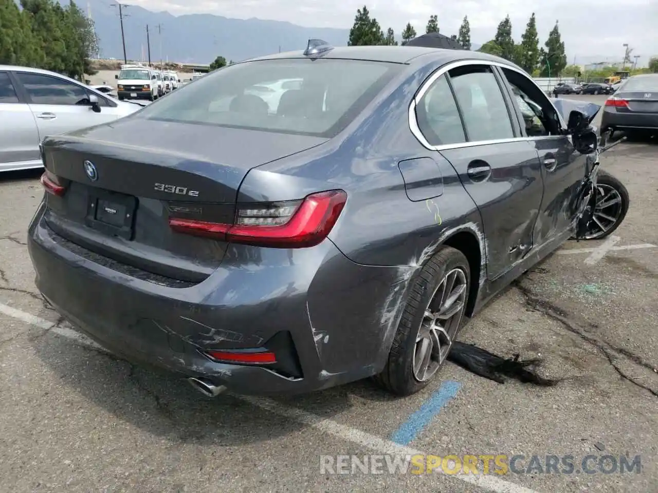 4 Photograph of a damaged car 3MW5P7J00N8C57131 BMW 3 SERIES 2022