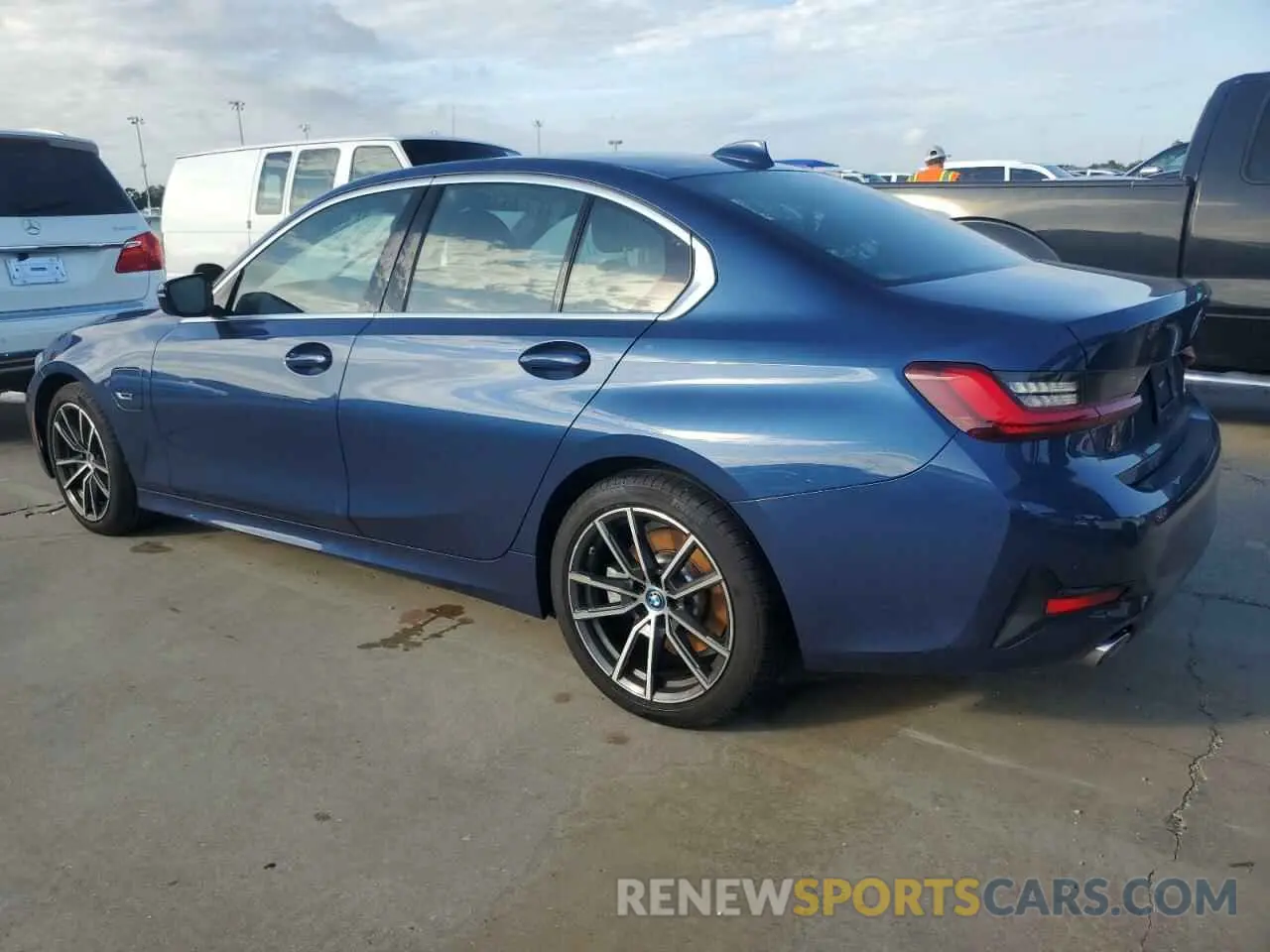 2 Photograph of a damaged car 3MW5P7J01N8C52651 BMW 3 SERIES 2022