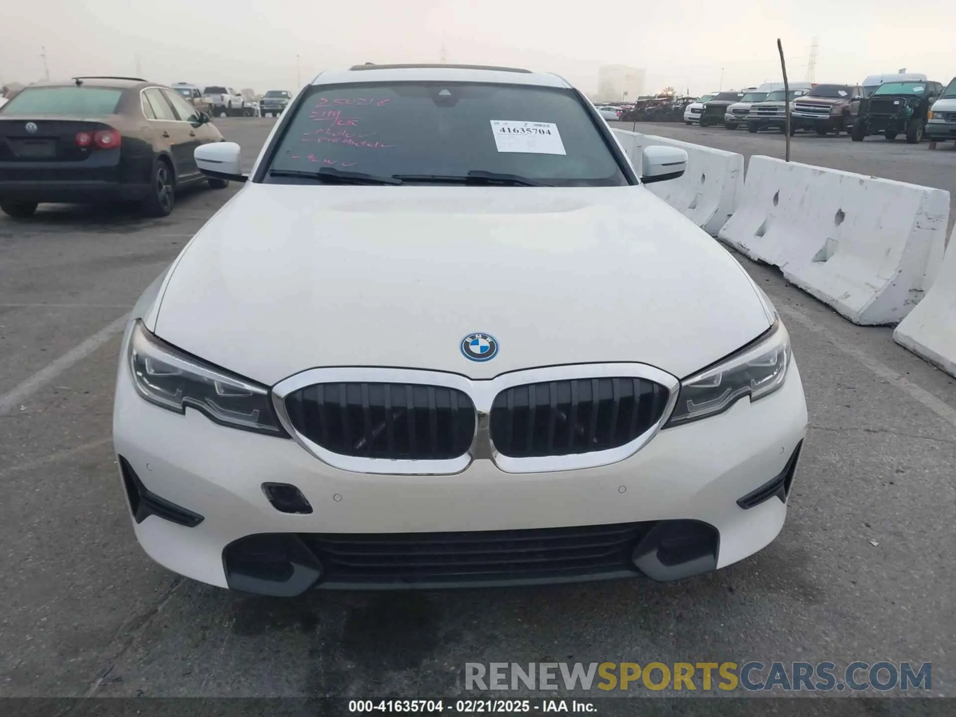 12 Photograph of a damaged car 3MW5P7J04N8C40865 BMW 3 SERIES 2022