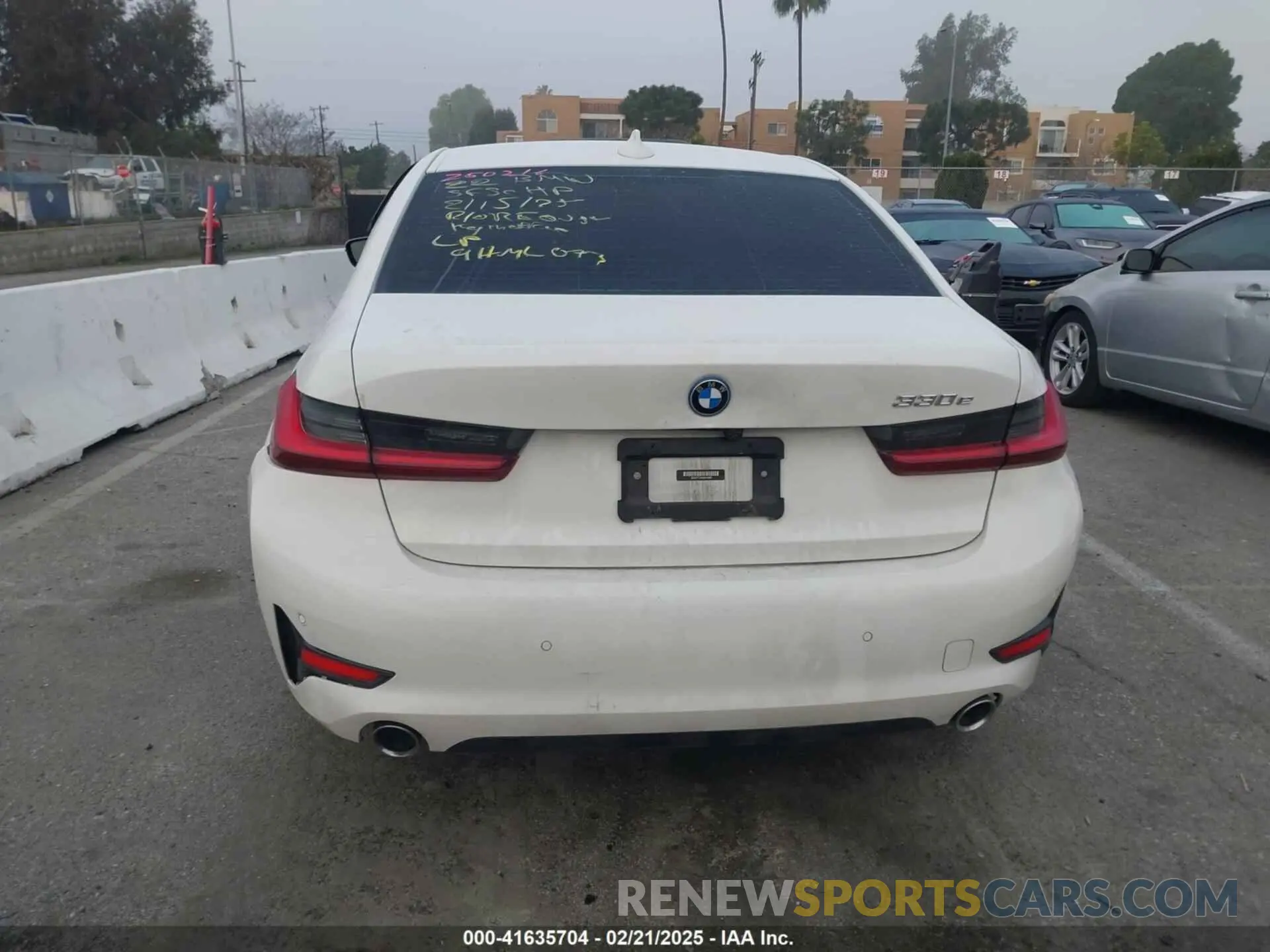 16 Photograph of a damaged car 3MW5P7J04N8C40865 BMW 3 SERIES 2022