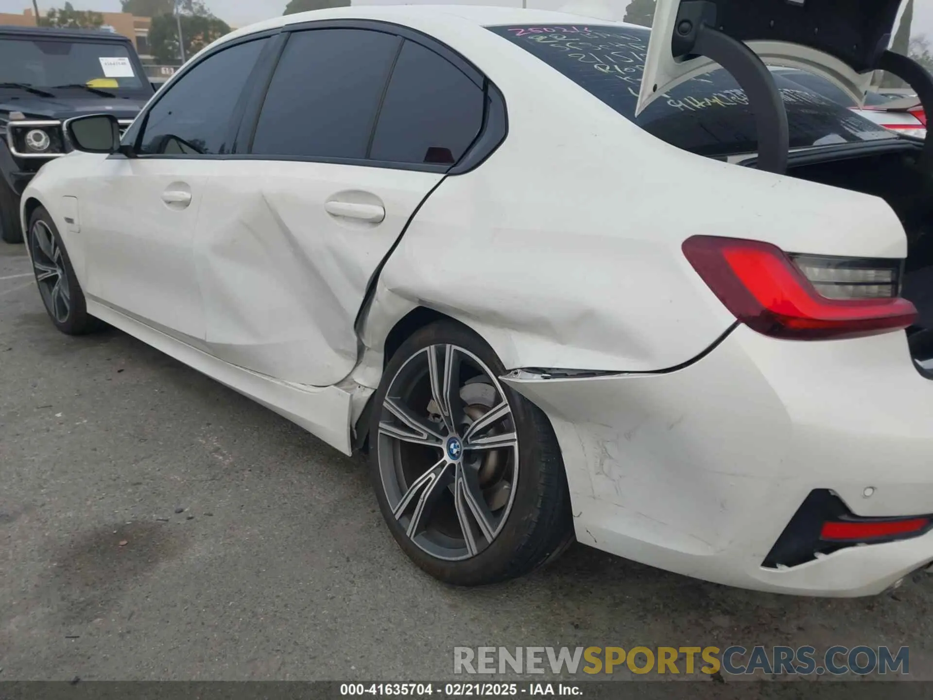 6 Photograph of a damaged car 3MW5P7J04N8C40865 BMW 3 SERIES 2022