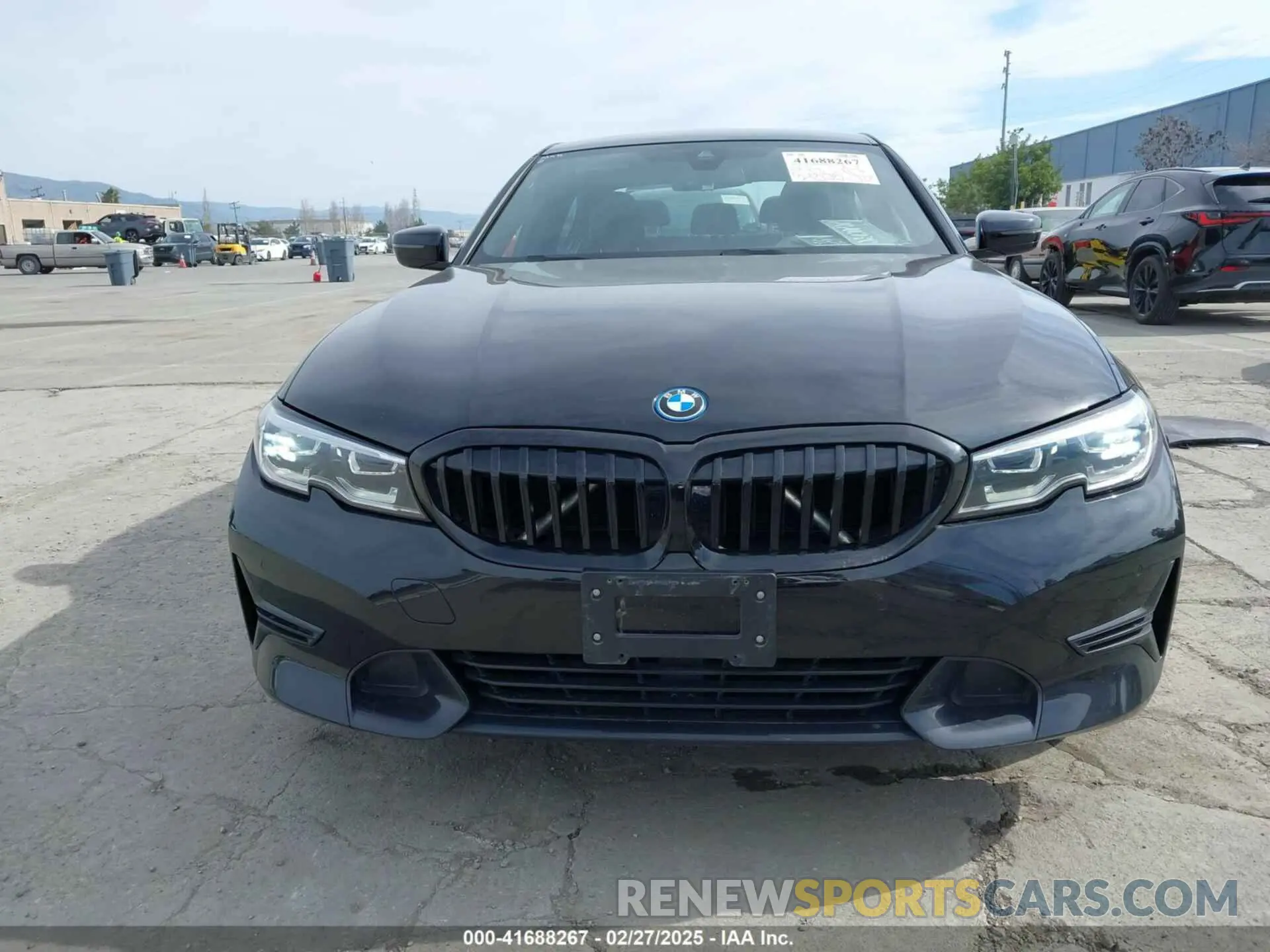 12 Photograph of a damaged car 3MW5P7J06N8C50460 BMW 3 SERIES 2022