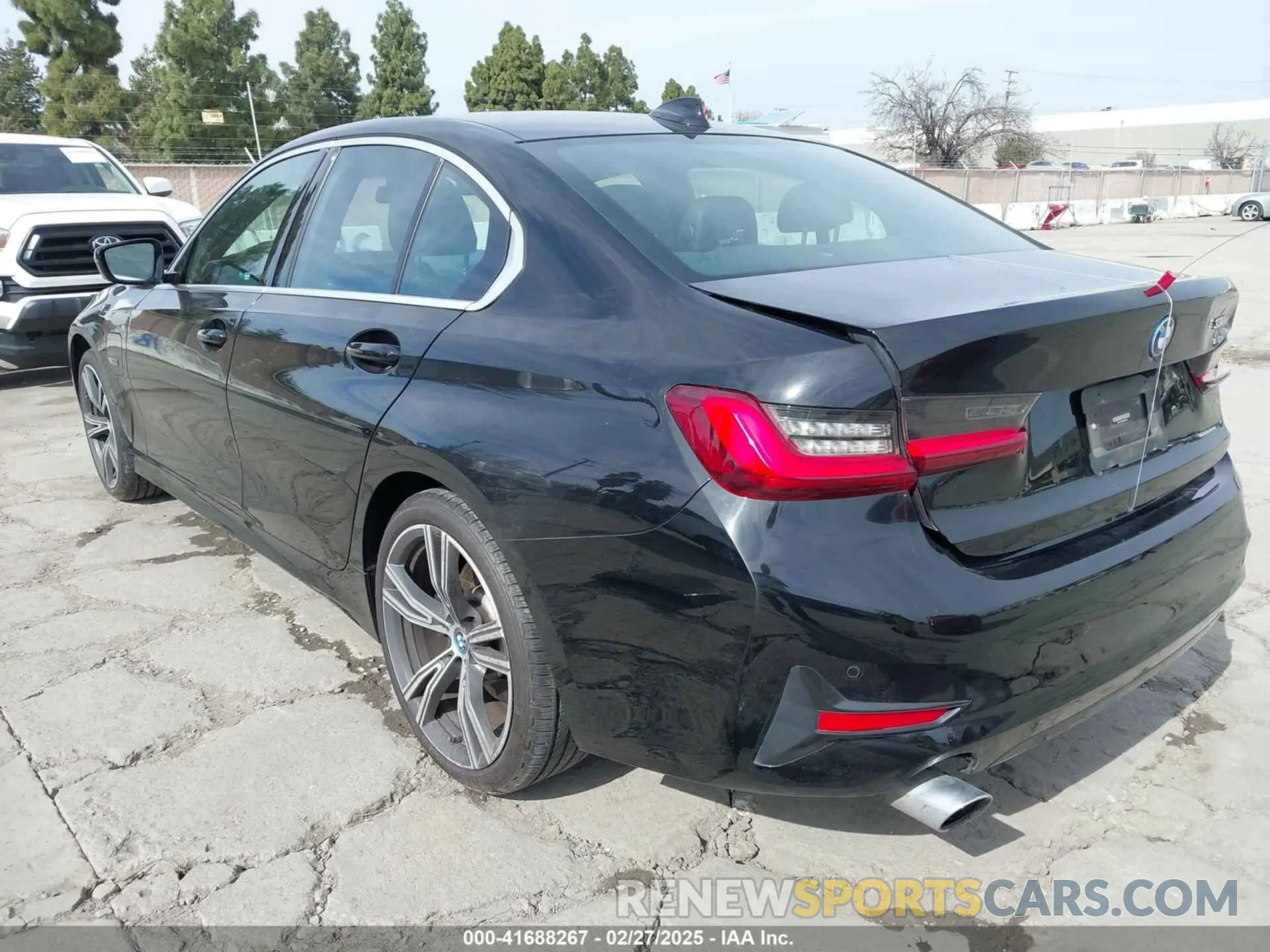 3 Photograph of a damaged car 3MW5P7J06N8C50460 BMW 3 SERIES 2022